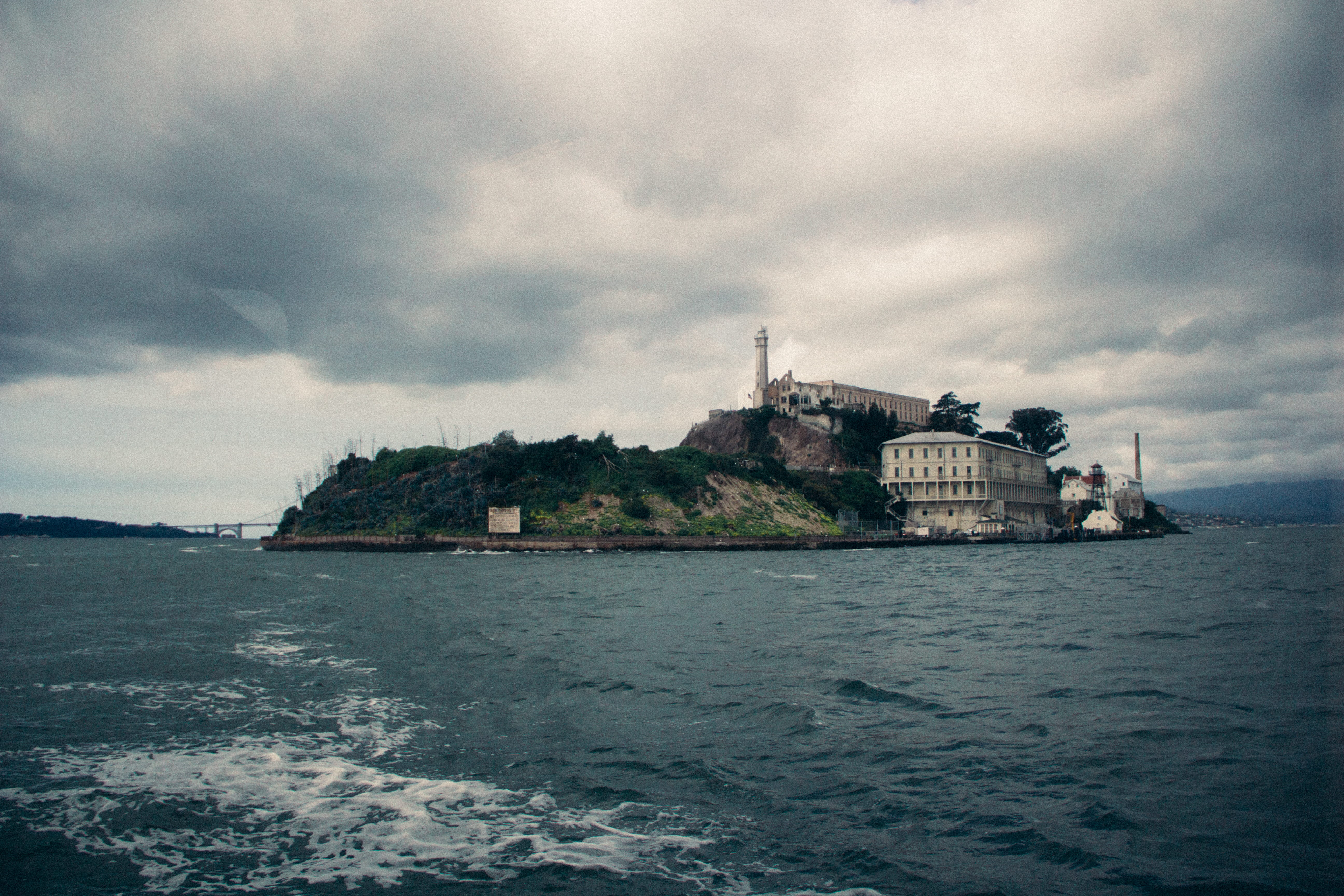 cloudy, prison, alcatraz island, united states, travel destinations, built structure, waterfront, beauty in nature, sky, outdoors, day, sea, the past, land, HD Wallpaper