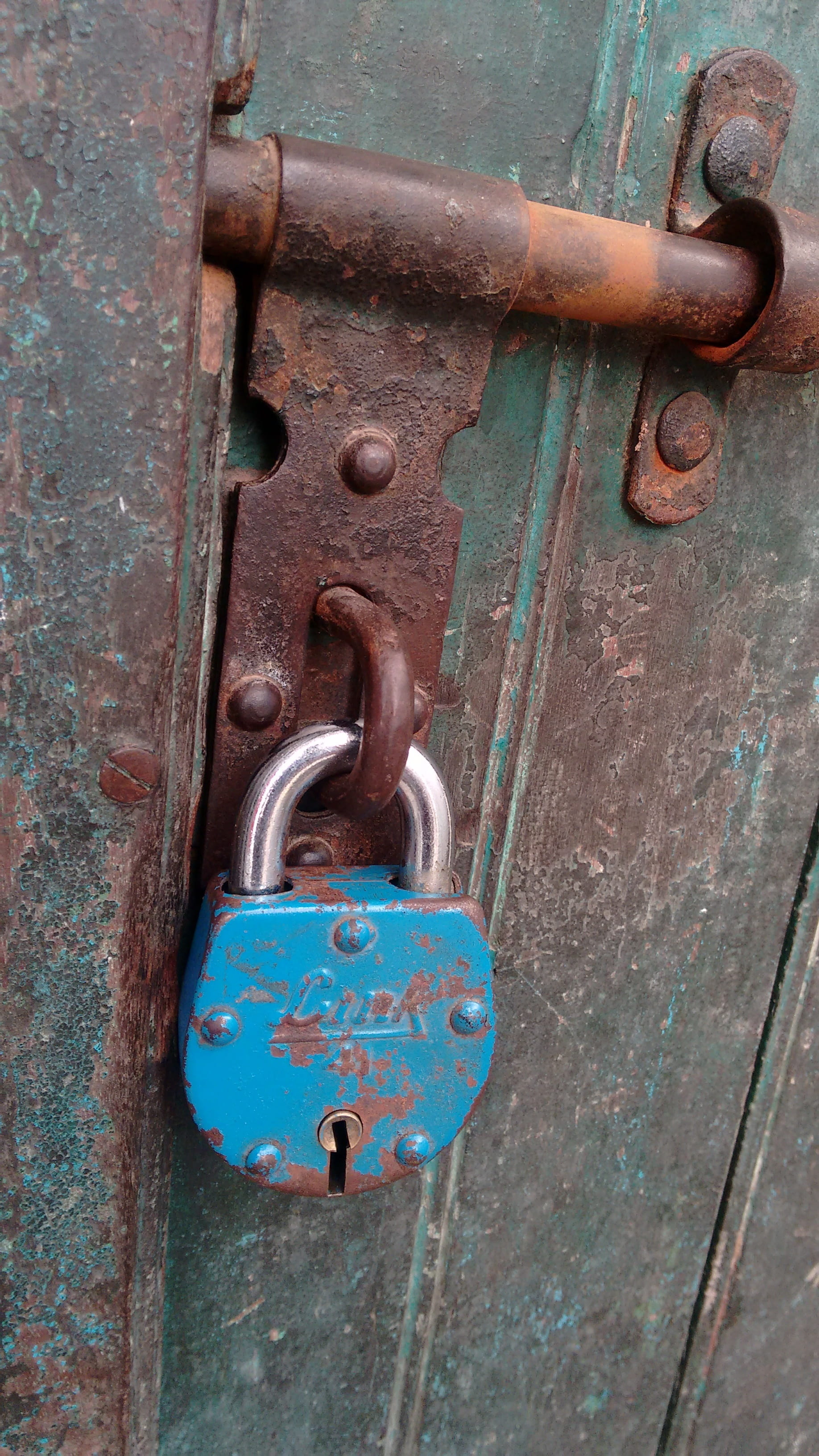 prison, no people, help, serious, prisoner, locked, lone, keyhole, sadness, weathered, entrance, jail, wood - material, waiting, 2K, face, padlock, cage, Phone HD Wallpaper