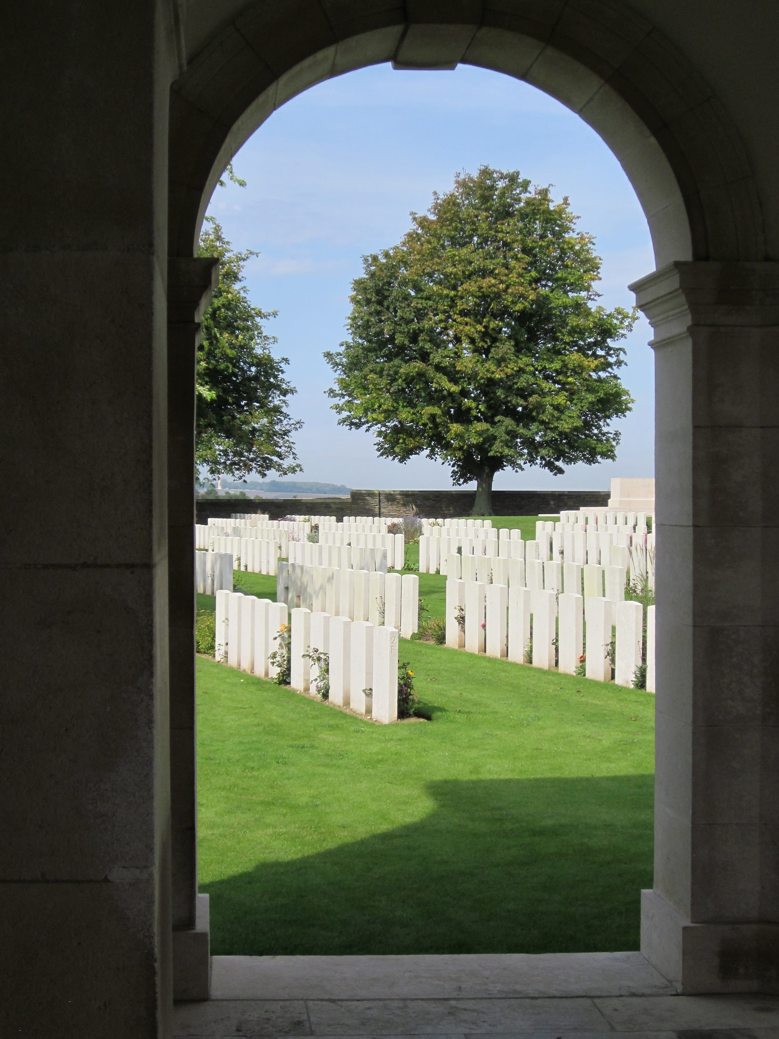 in a row, architecture, day, the past, neuville-st -vaast, Graves, soldiers, arch, Canadian, graveyard, memorial, building exterior, ww1, Cemetery, tree, Phone HD Wallpaper
