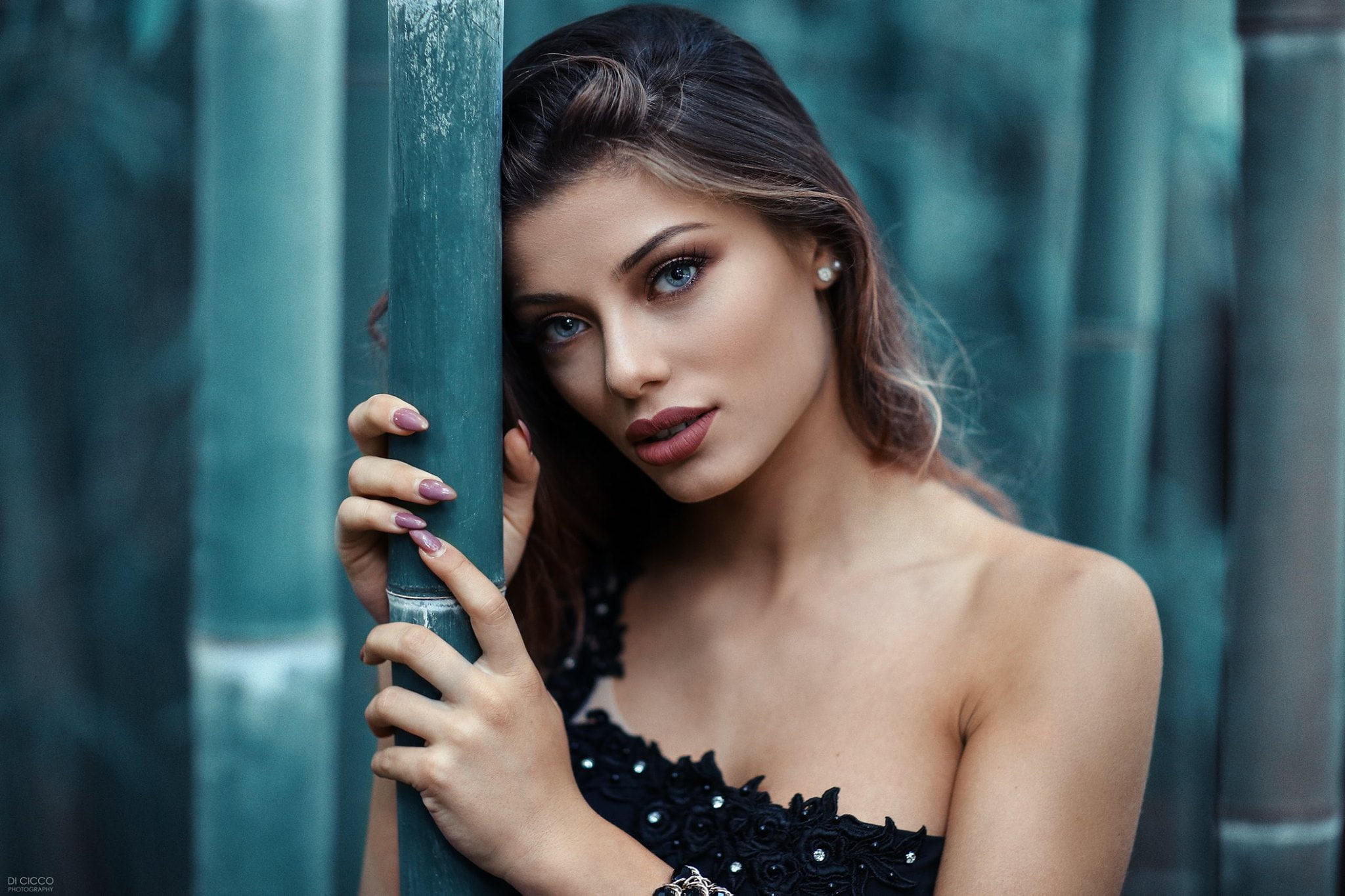 focus on foreground, beauty, one person, young women, bare shoulders, beautiful woman, headshot, looking, semi-dress, hair, 1080P, brown hair, blue, holding, HD Wallpaper