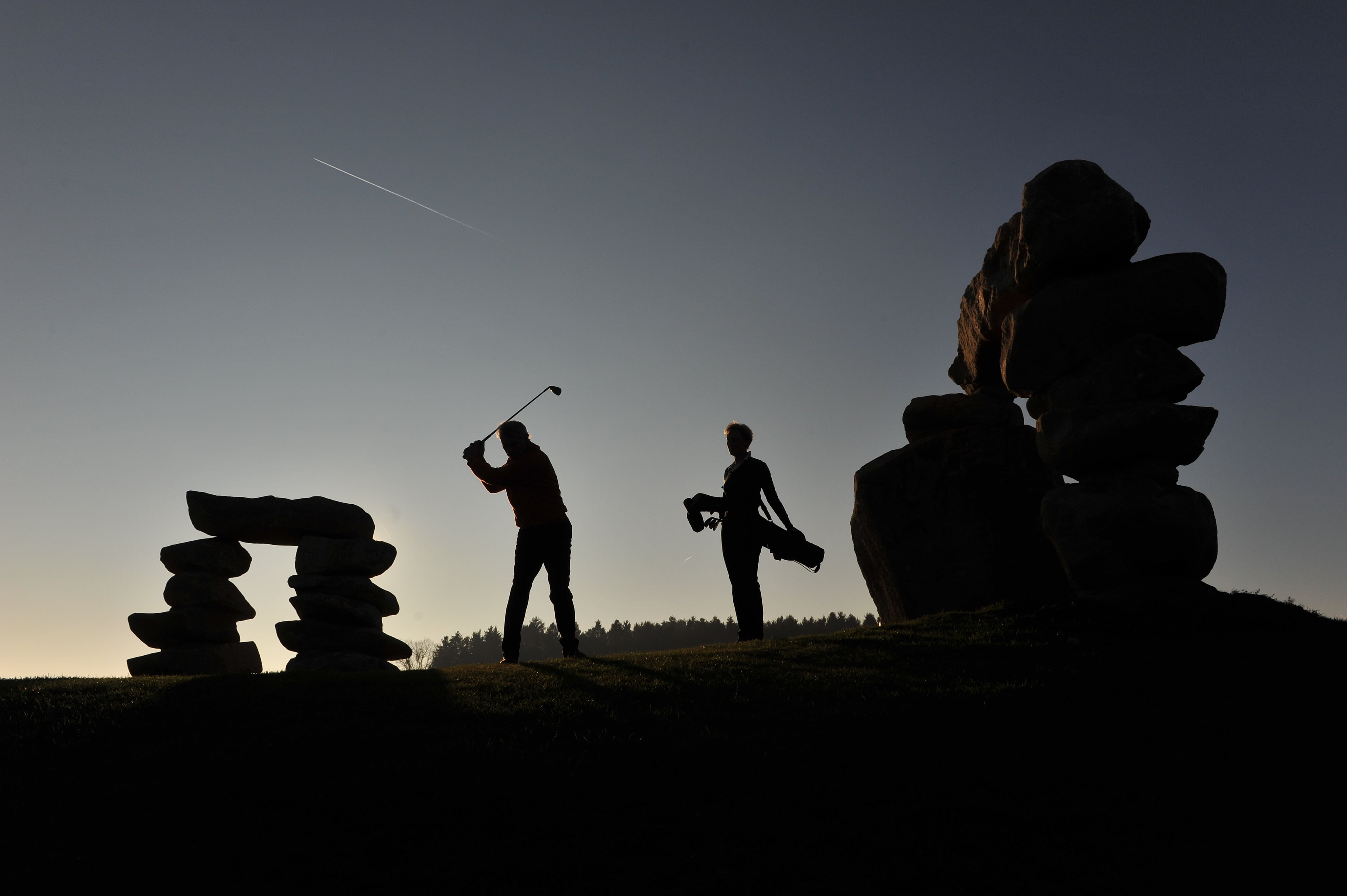 full length, standing, niederbayern, photography, land, leisure activity, robert, 4K, dusk, bavaria, nature, silhouette, holding, people, two, panorama golf, HD Wallpaper