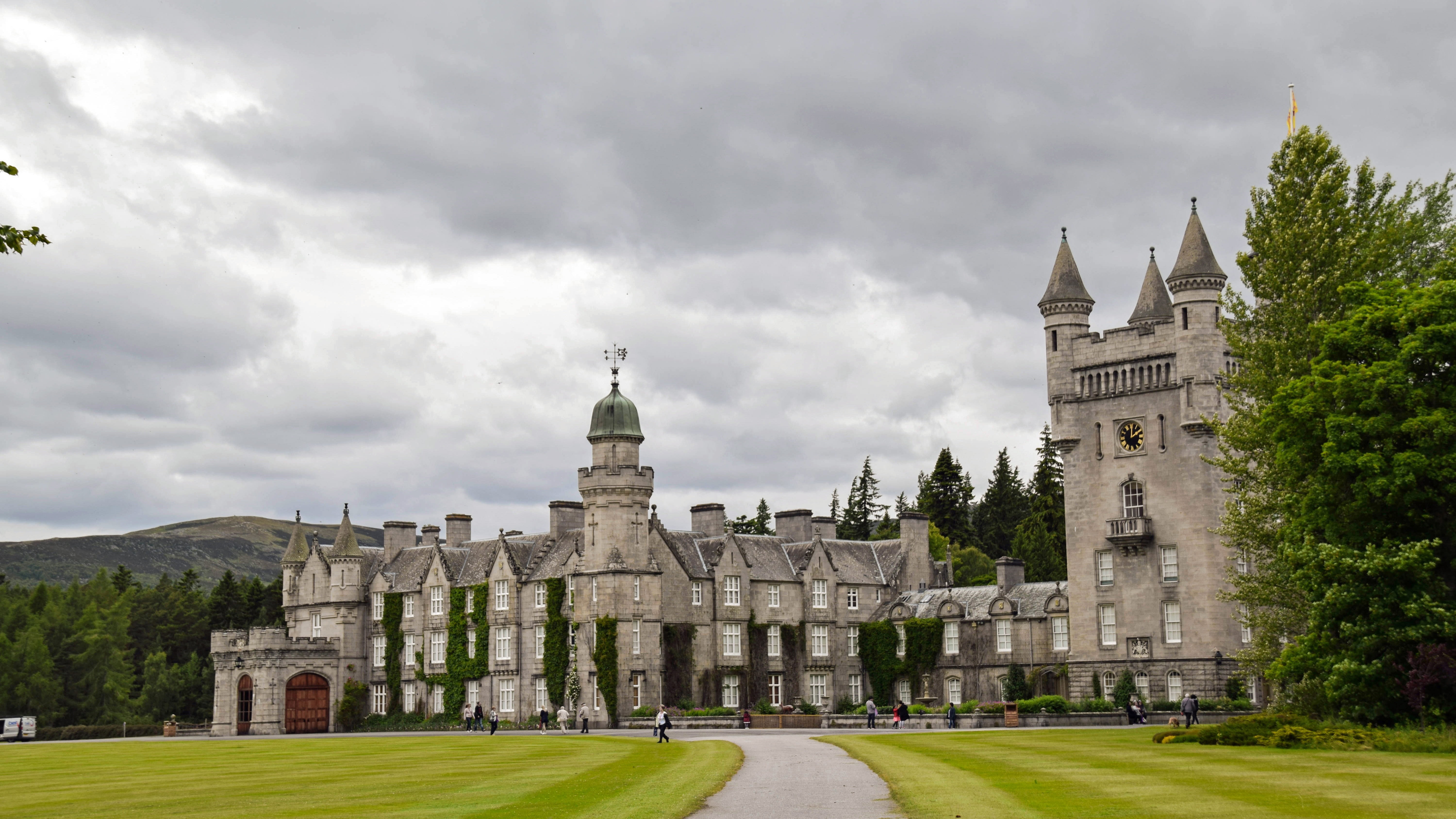 dee-tal, cloud - sky, grass, plant, built structure, day, spirituality, the past, place of worship, scotland, nature, vacation sitting queen elisabeth, HD Wallpaper