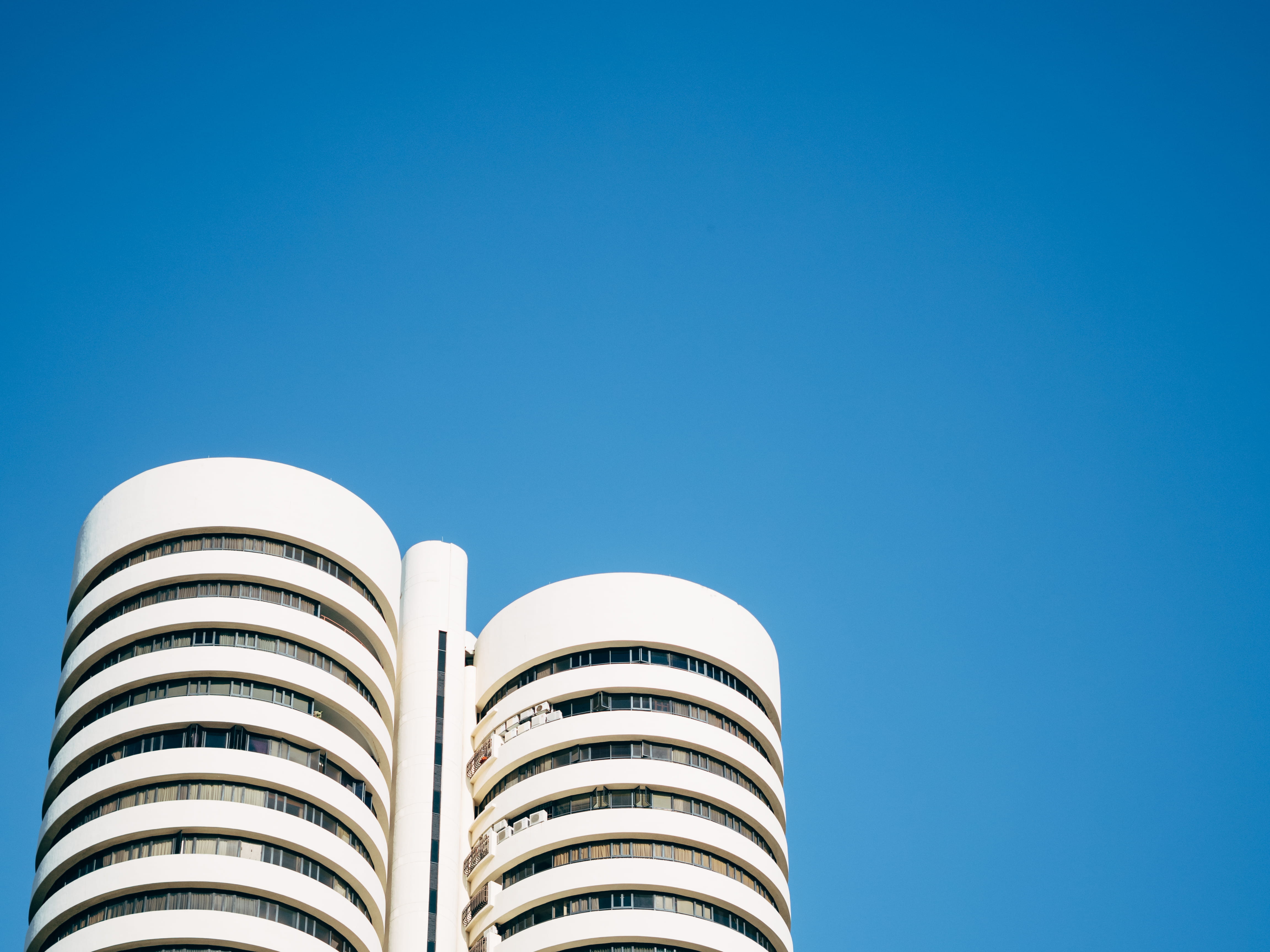 white, skyscraper, apartment building, town, downtown, clear sky, building exterior, nature, singapore, silver colored, 4K, modern, outdoors, building top, HD Wallpaper