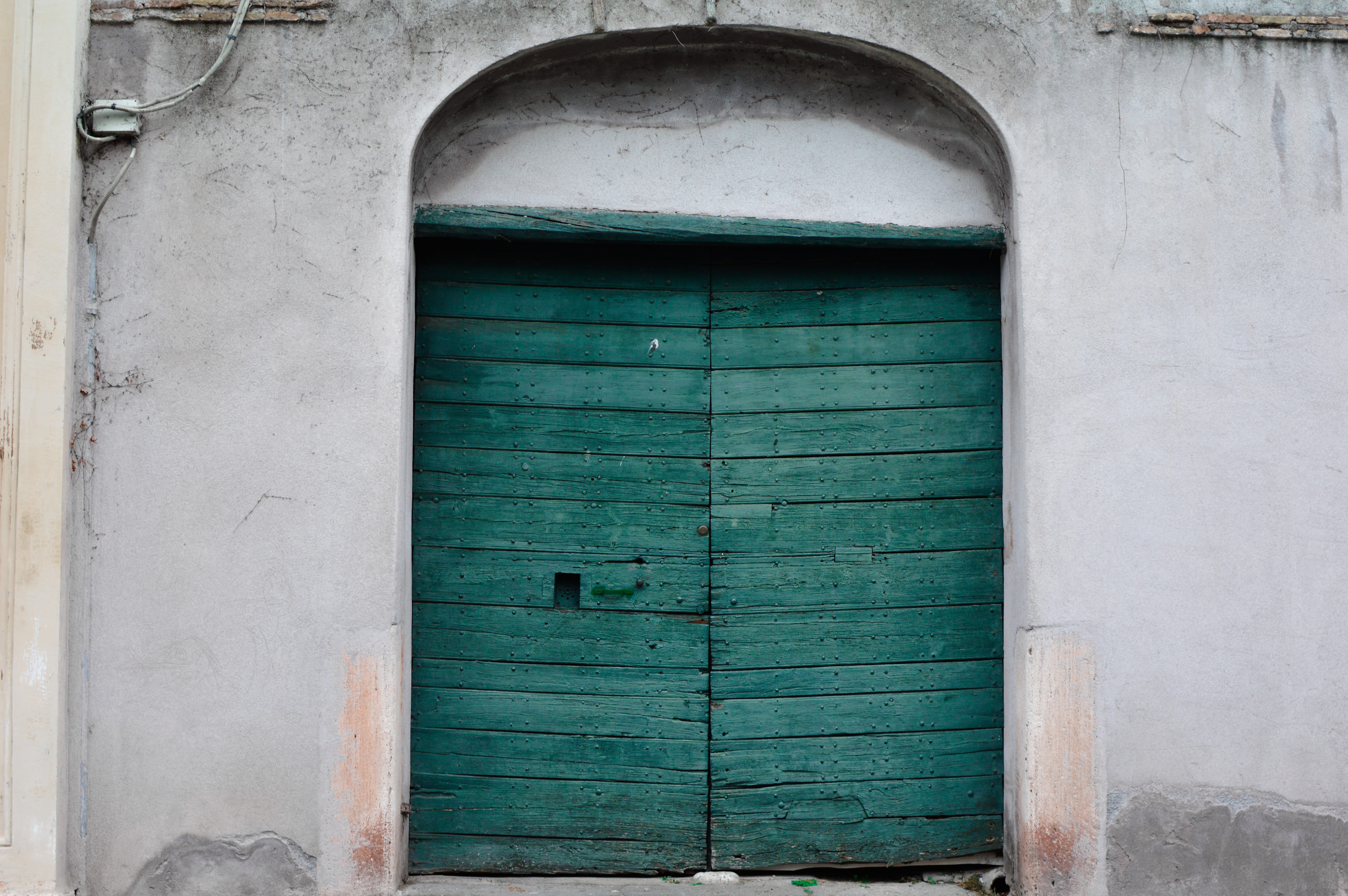 built structure, giardino degli aranci, 5K, day, texture, door, street, outdoors, green, rome, italy, safety, wood - material, house, rustic, building exterior, HD Wallpaper