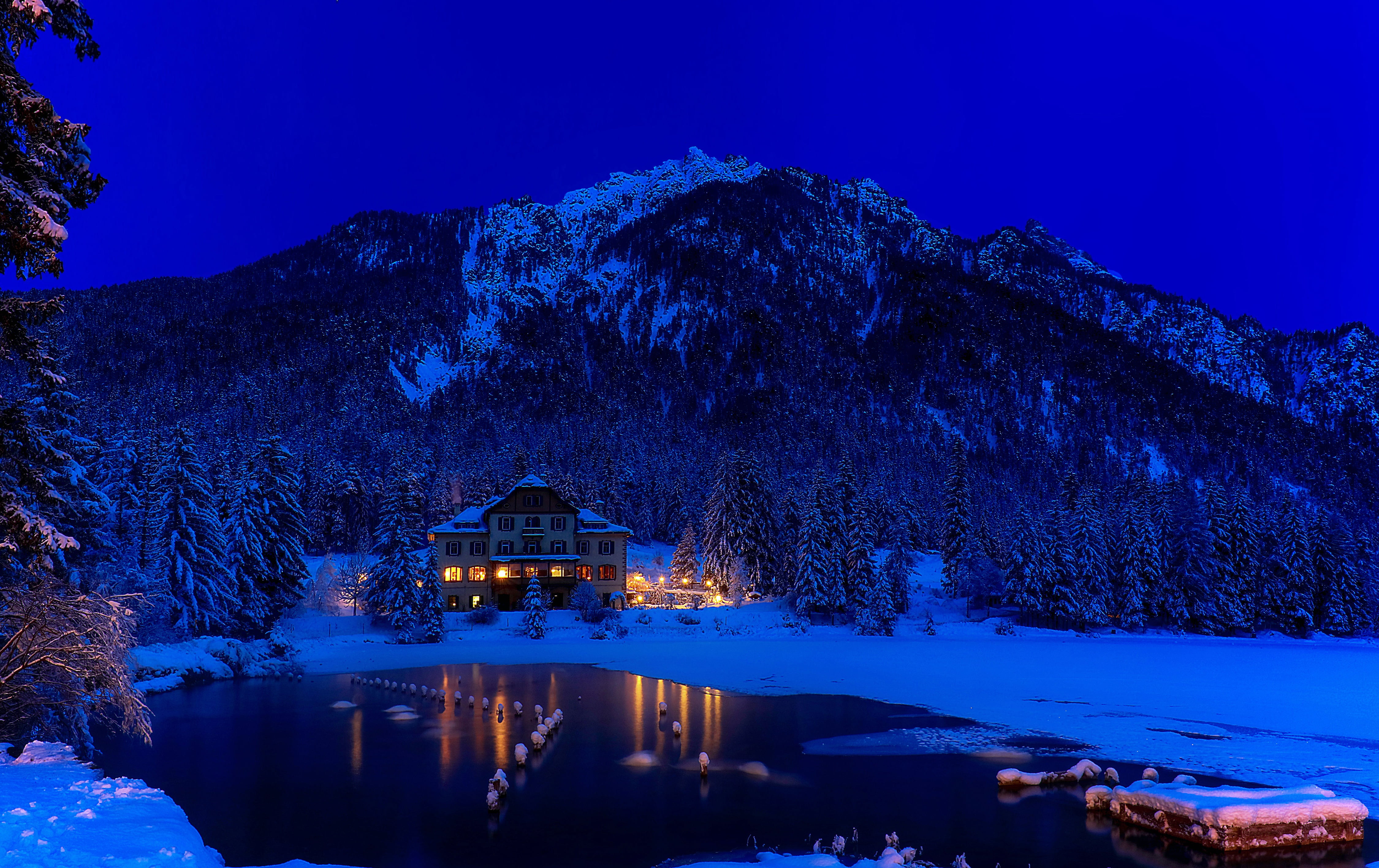Dolomites, The lake of Dobbiaco, night, lake, house, winter, Lake Dobbiaco, 4K, ate, mountains, The Dolomites, Озеро Доббиако, snow, Toblacher See, forest, HD Wallpaper