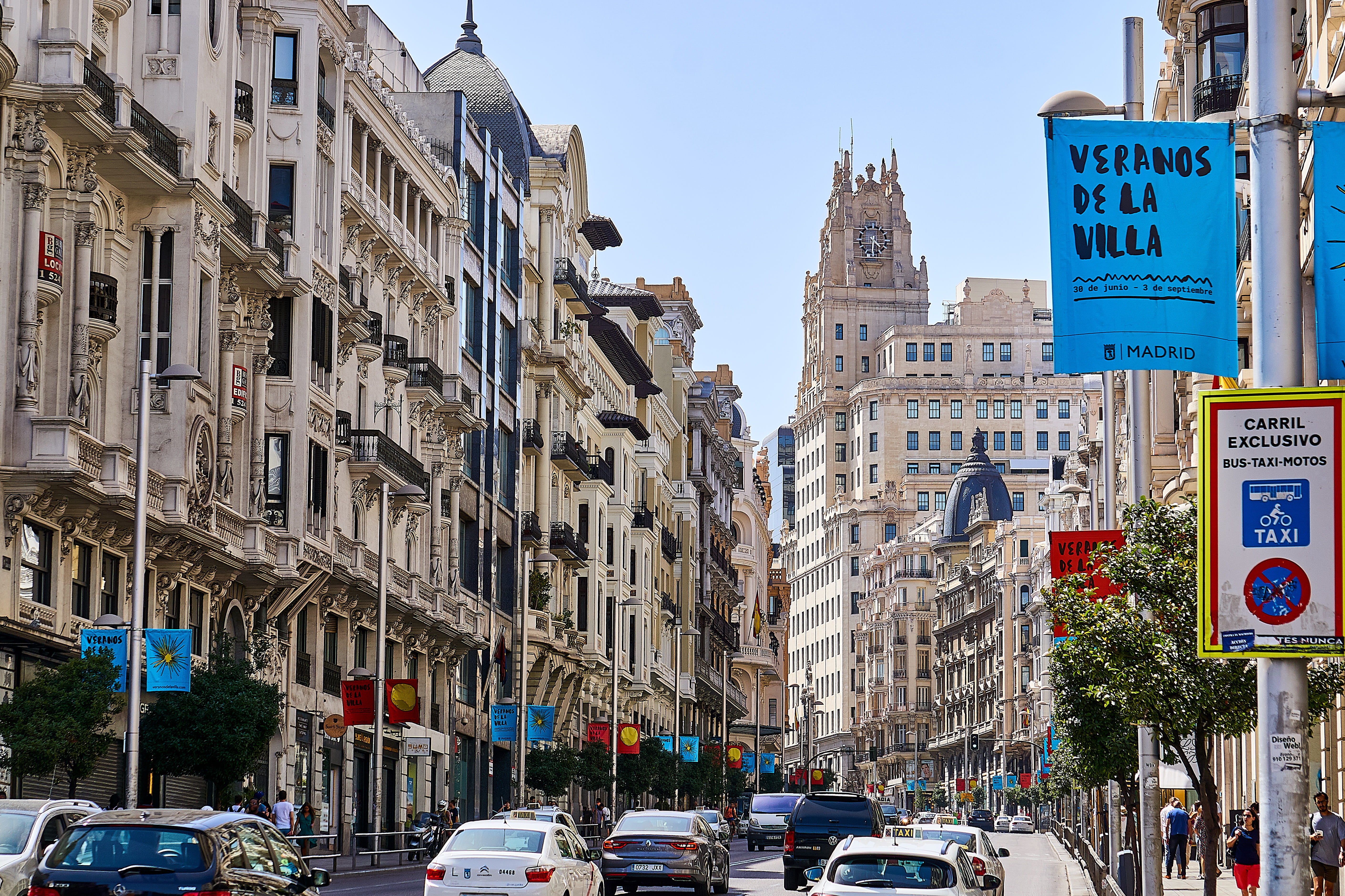 5K, madrid, incidental people, built structure, apartment, nature, capital, veranos, post, day, building, car, travel destinations, street, sky, de, city, HD Wallpaper