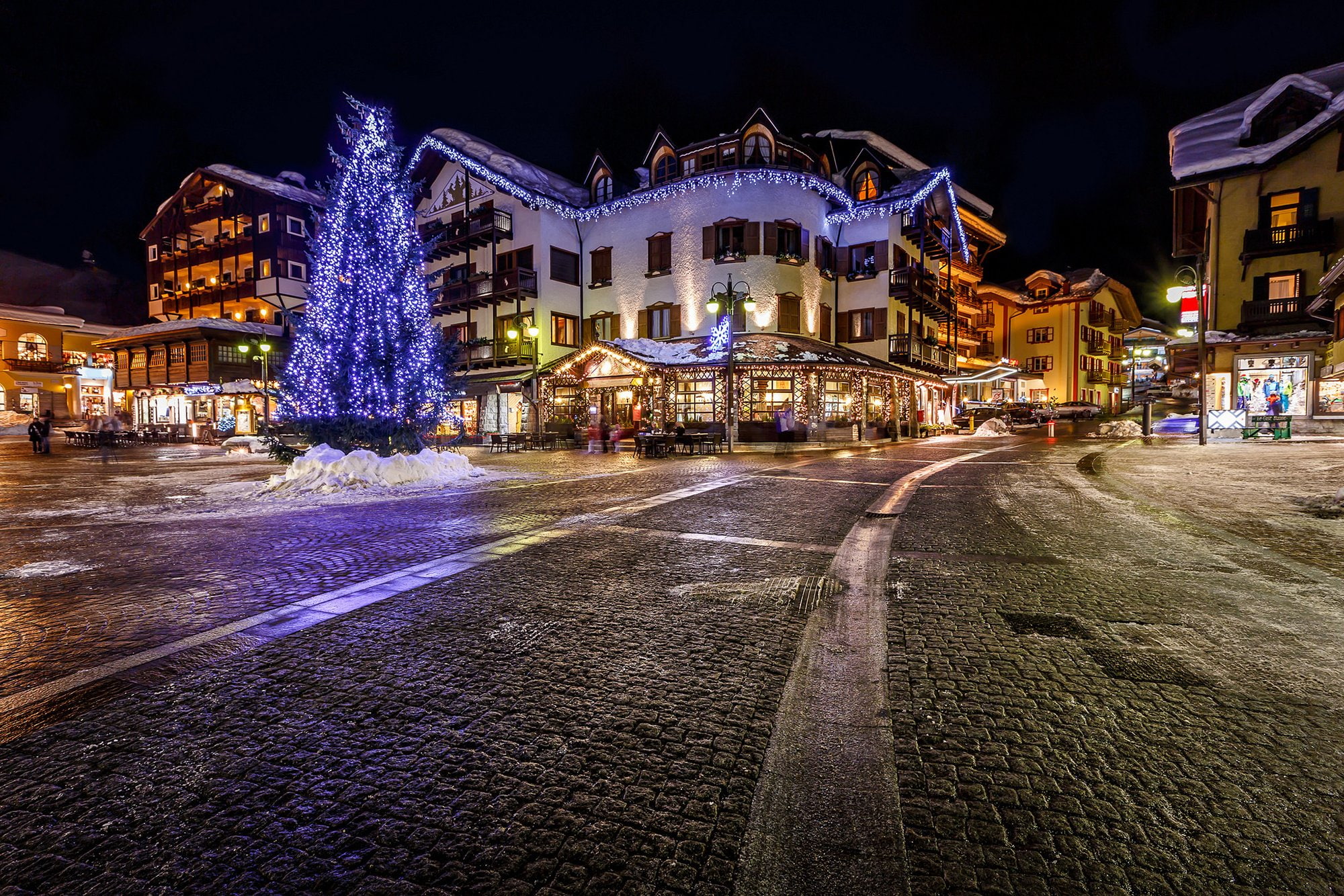 space, italia, buildings, christma, alps, sidewalks, garlands, alpi, city, shops, night, tree, cafes, downtown, roads, 1080P, houses, italy, HD Wallpaper