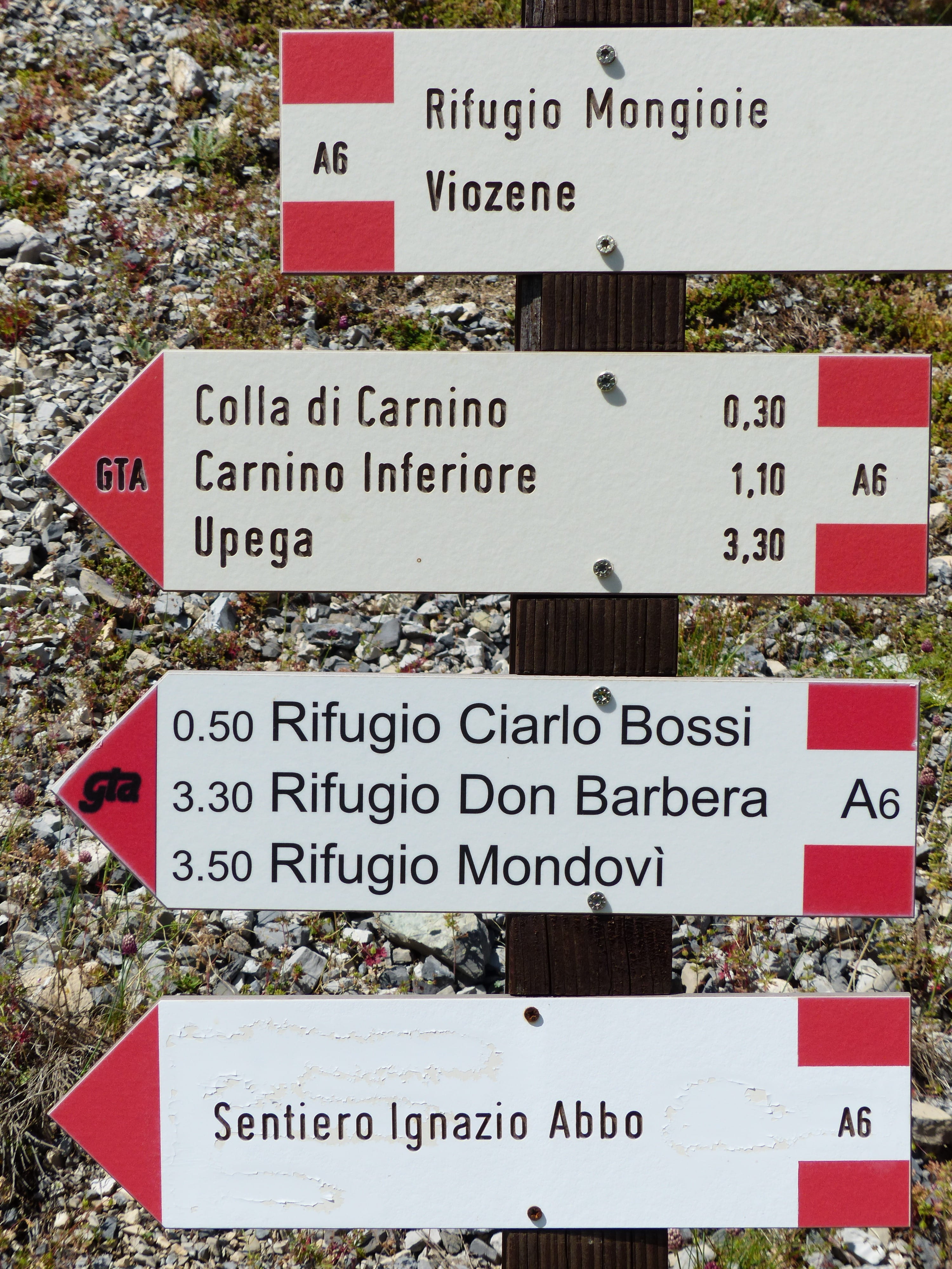 hiking trails, marking, western script, multi colored, note, Signposts, wood - material, gta, sign, paper, script, information sign, communication, variation, Phone HD Wallpaper