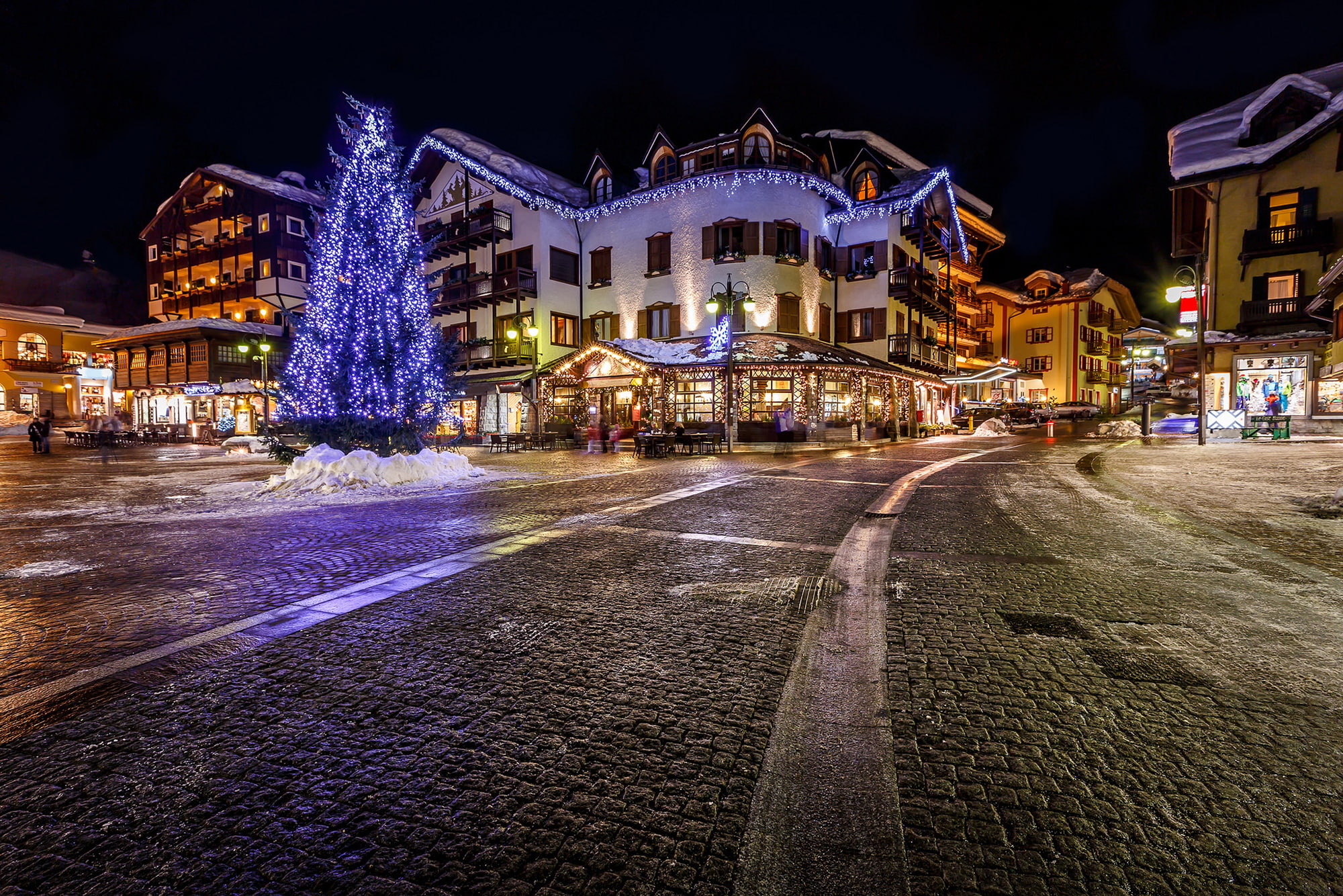 area, cafe, 1080P, stores, night, the city, Alpi, home, Italia, pavers, Italy, garland, building, road, tree, Alps, HD Wallpaper
