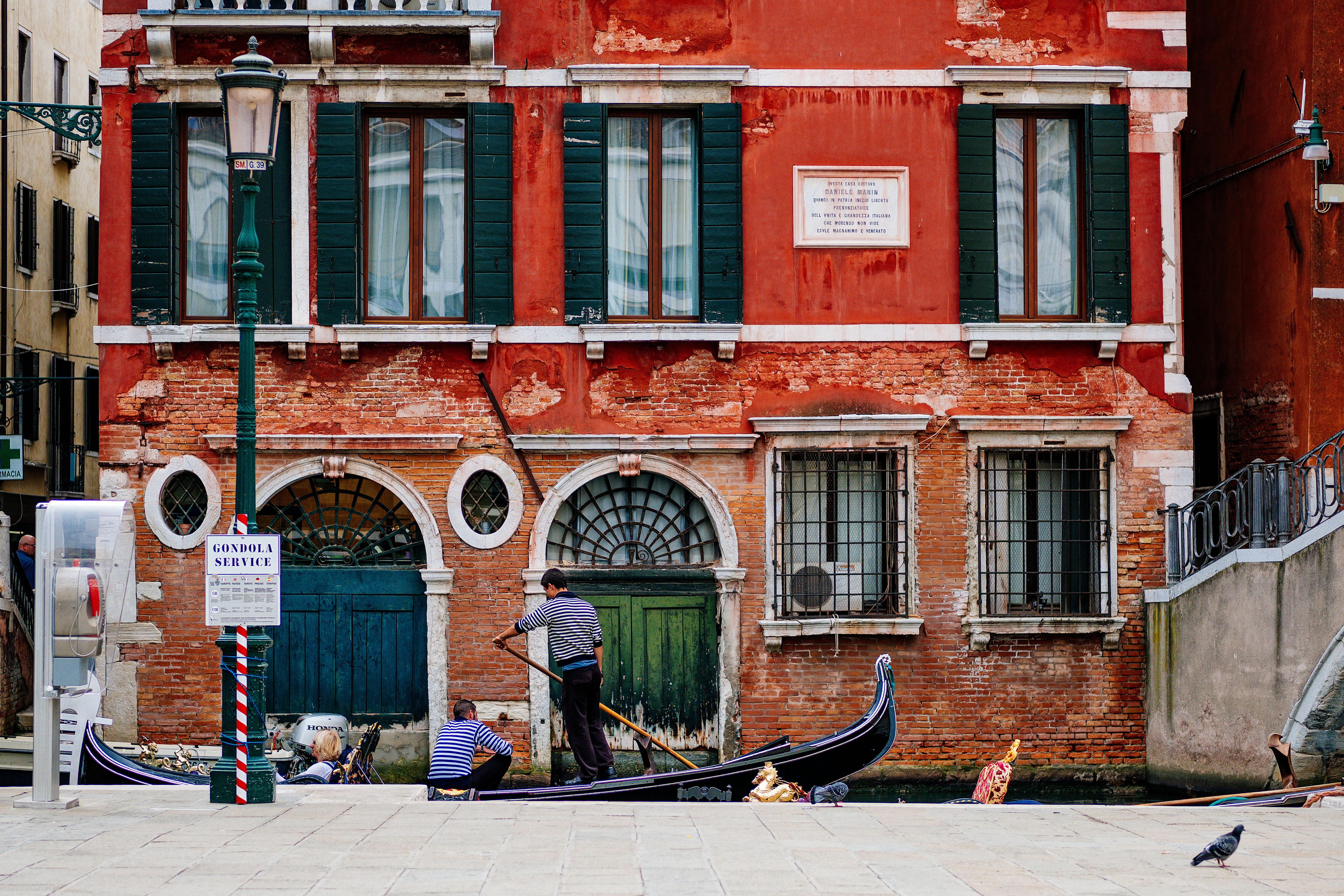 architecture, 5K, casual clothing, palazzo, tourist, antique, outdoors, veneza, italien, women, italy, fuji, city, real people, gondoliere, italium, building, HD Wallpaper