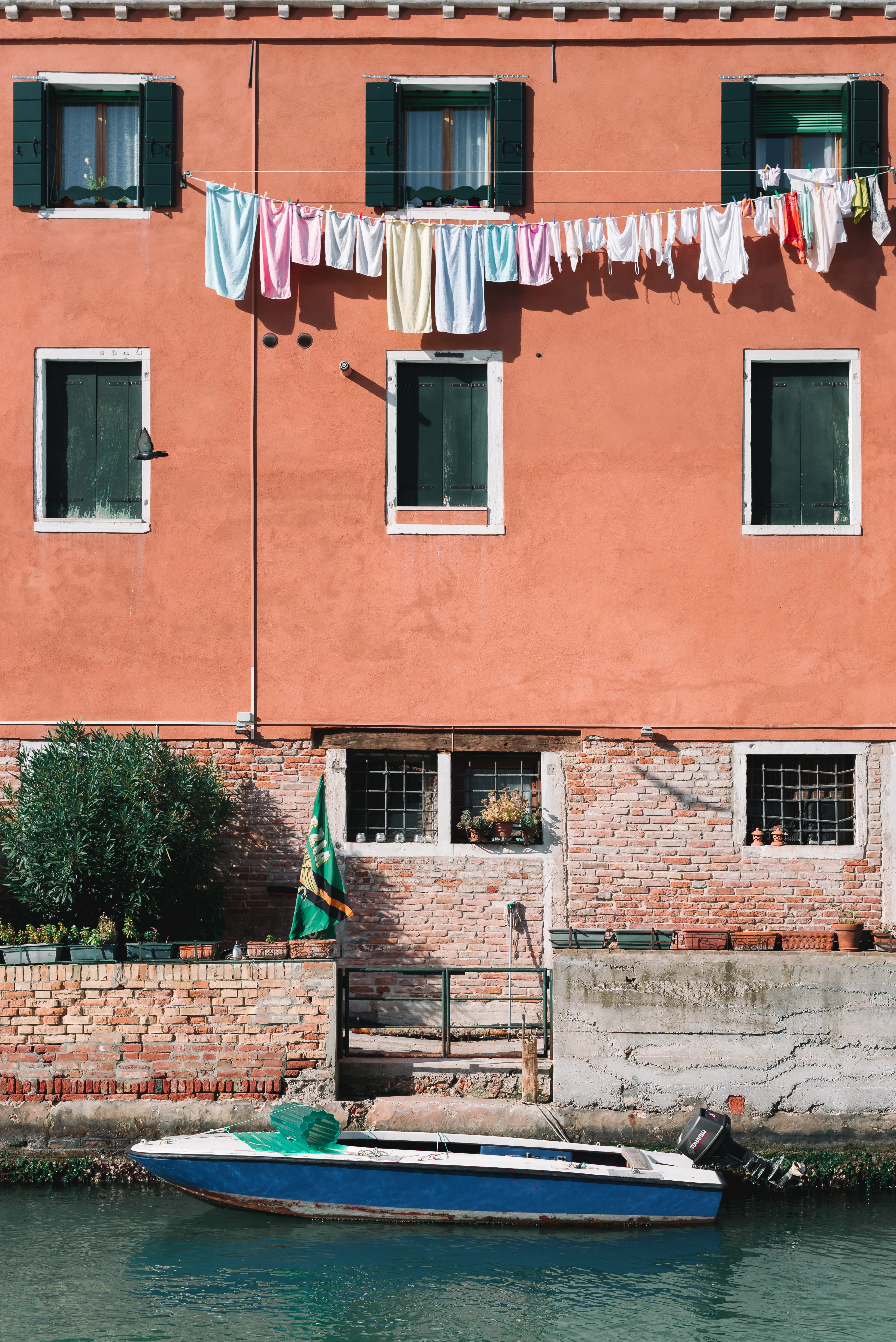 town, white, italium, history, clothesline, door, clothe, boats, 5K, europe, clothing rail, sea, famous Place, symmetry, orange, city, venice - Italy, Phone HD Wallpaper