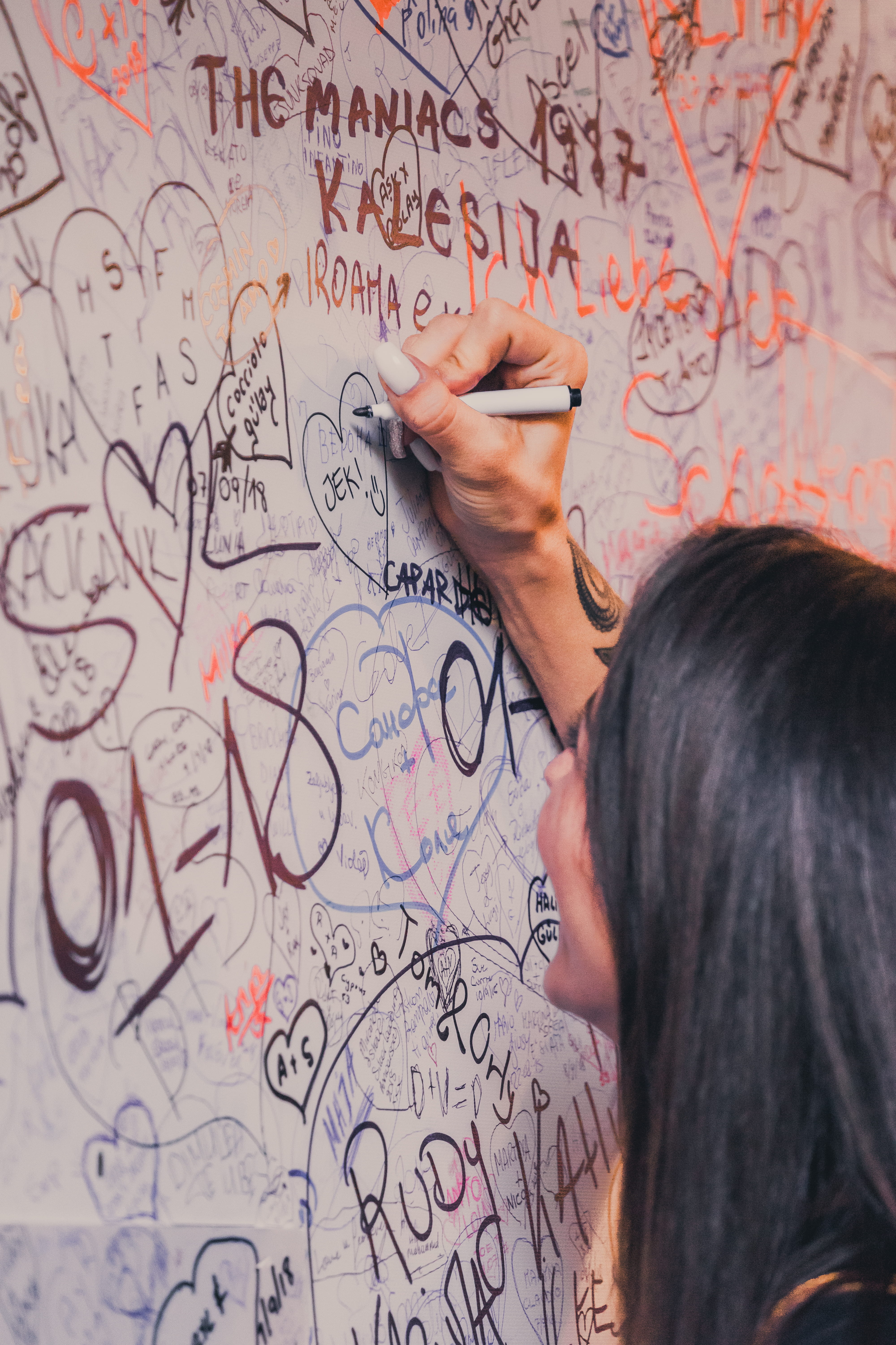 text, blackboard, paint, wall, hand, heart, women, teaching, adult, human Hand, female, ideas, feeling, hand writing, education, wlal, graffiti, classroom, Phone HD Wallpaper