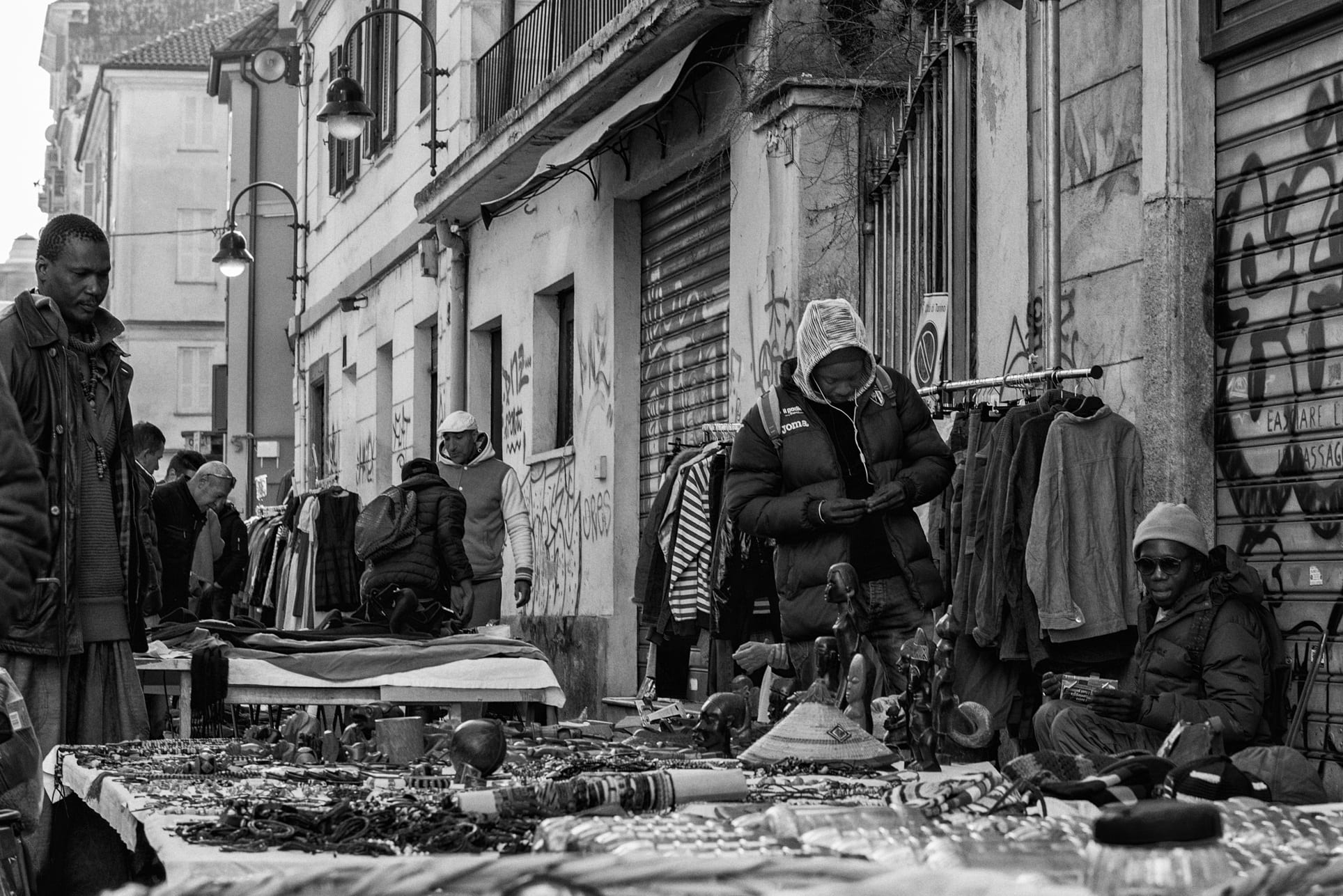 big city, merchandise, city, italy, nero, non-eu, real people, building, cultures, 1080P, egyptian statues, people, street market, immigrant, piemonte, HD Wallpaper