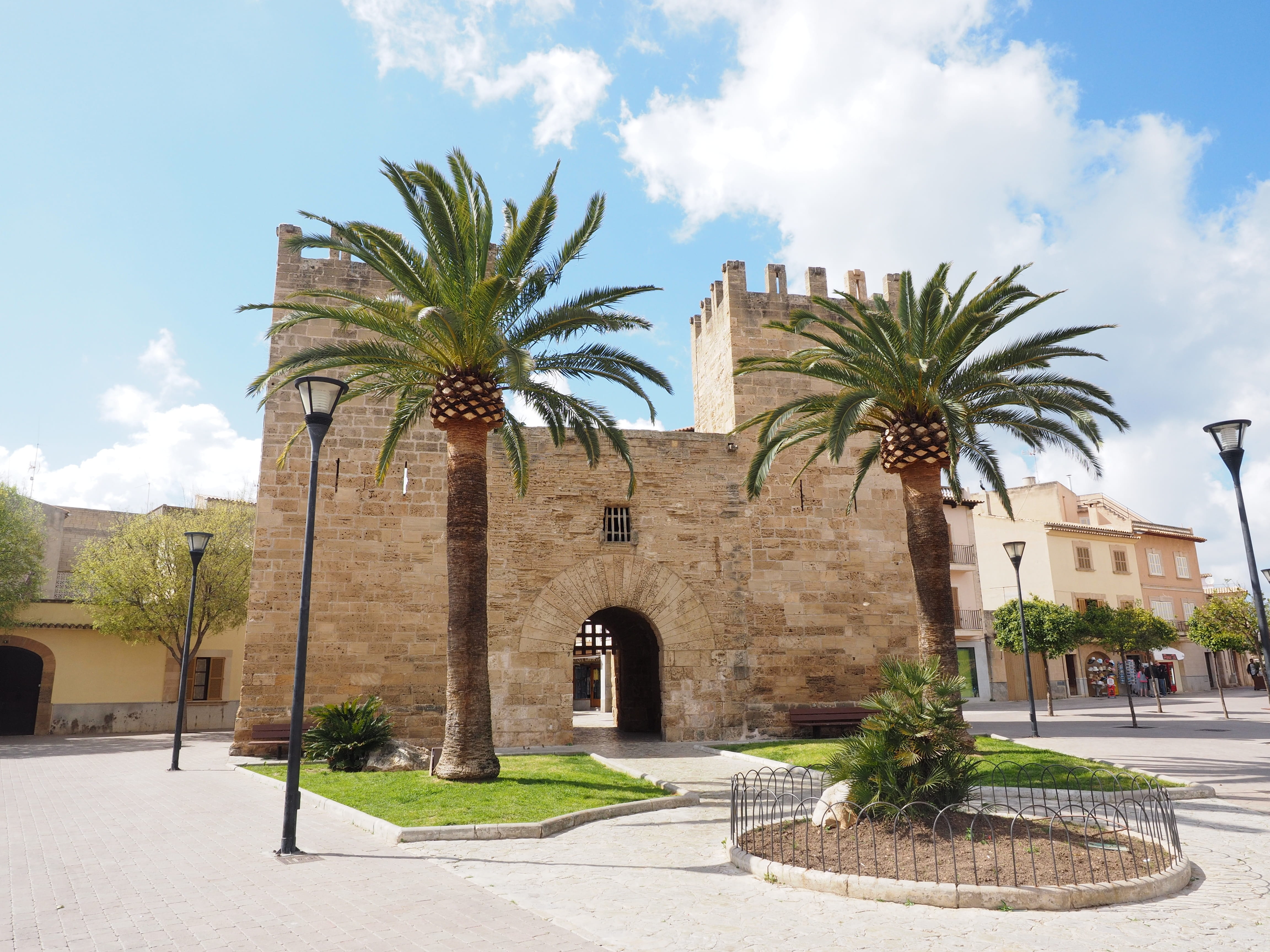 palm tree, architecture, sky, day, tower, religion, beige, defensive tower, concrete, cloud - sky, building, sunlight, no people, goal, tropical climate, HD Wallpaper