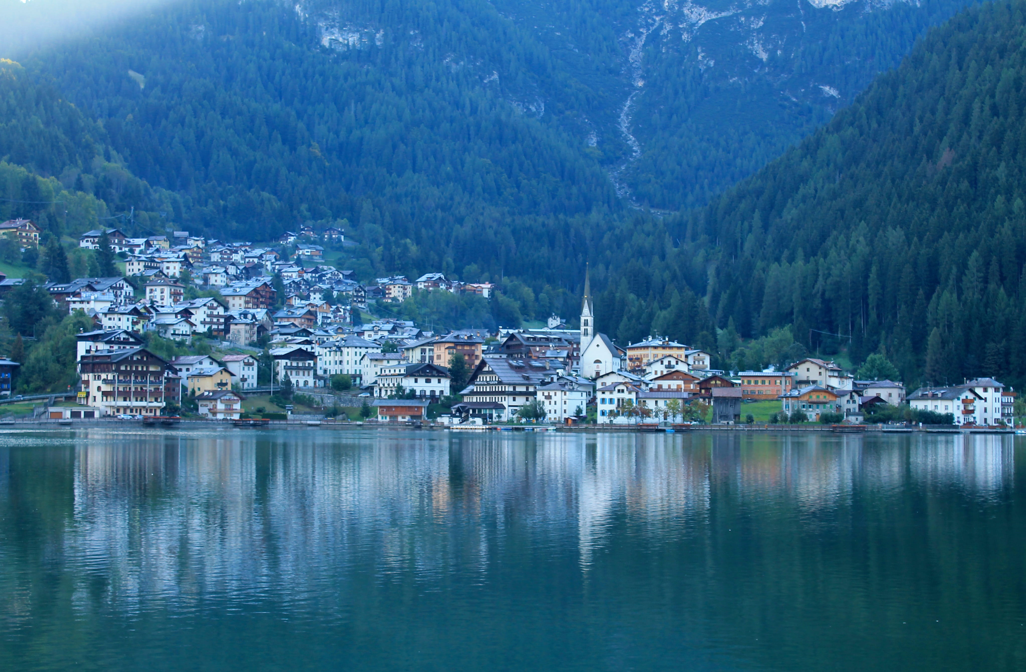 house, waterfront, architecture, lake, residential district, city, water, forest, beauty in nature, south, holiday, tyrolean, the lake of alleghe, plant, HD Wallpaper