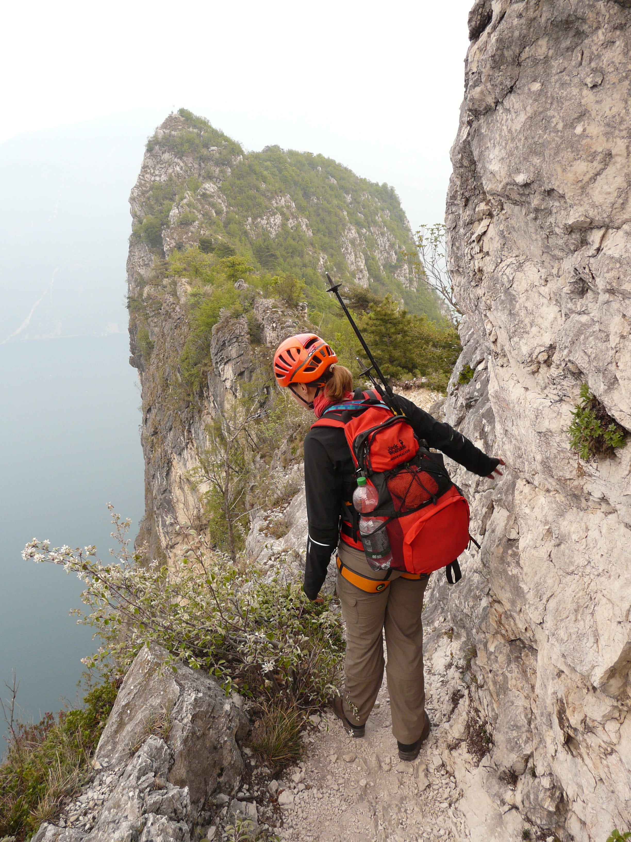 rope up, rock ribbon, cima capi, klettersteig lerin, rock - object, formation, via ferrata cima capi, exposed, leisure activity, rock edge, sentiero fausto susatti, Phone HD Wallpaper