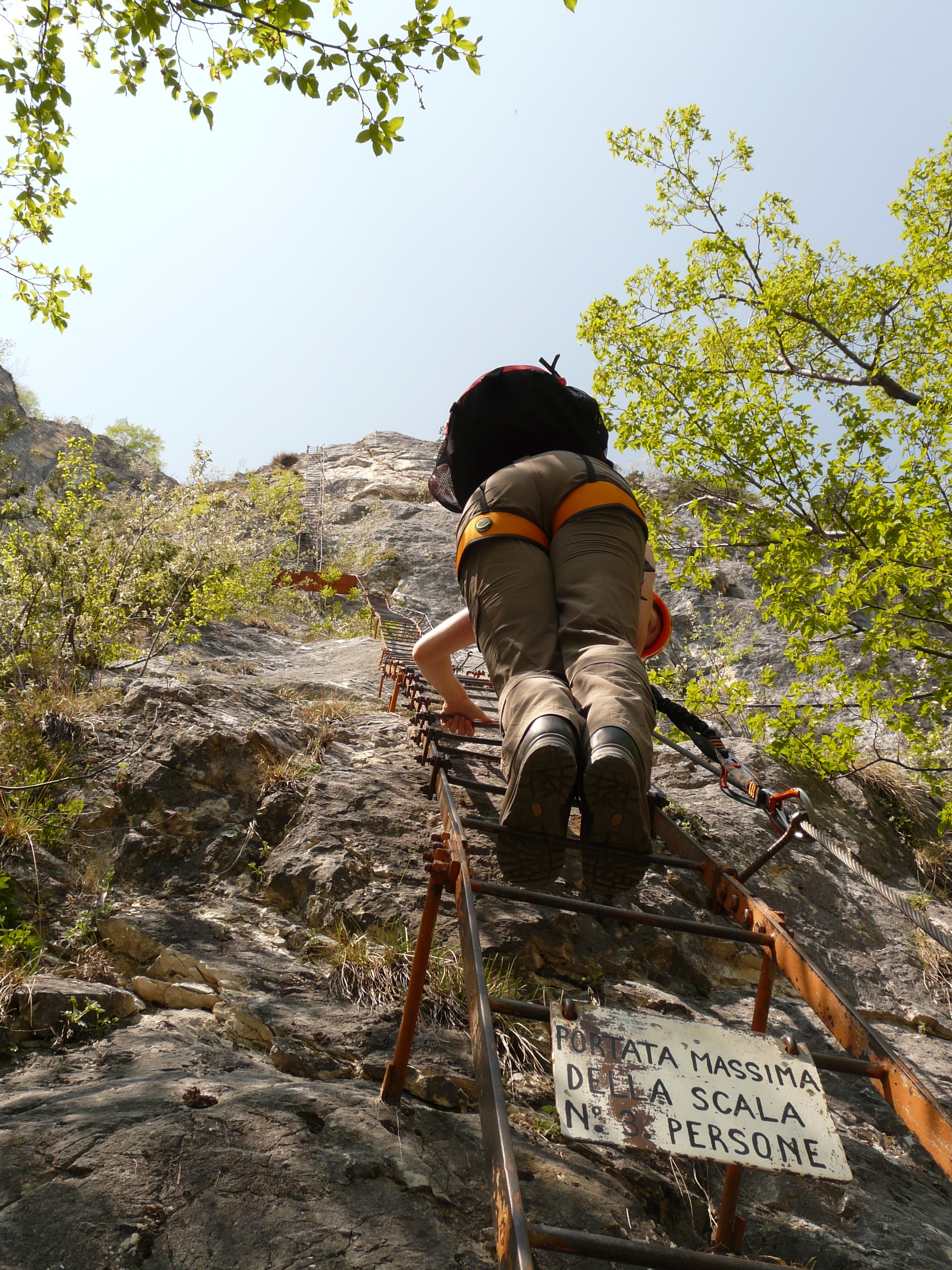 via dellamicizia, activity, sky, note, narrow, lifestyles, security, wire rope, nature, plant, klettersteigler, mountaineering, mountaineer, low angle view, Phone HD Wallpaper