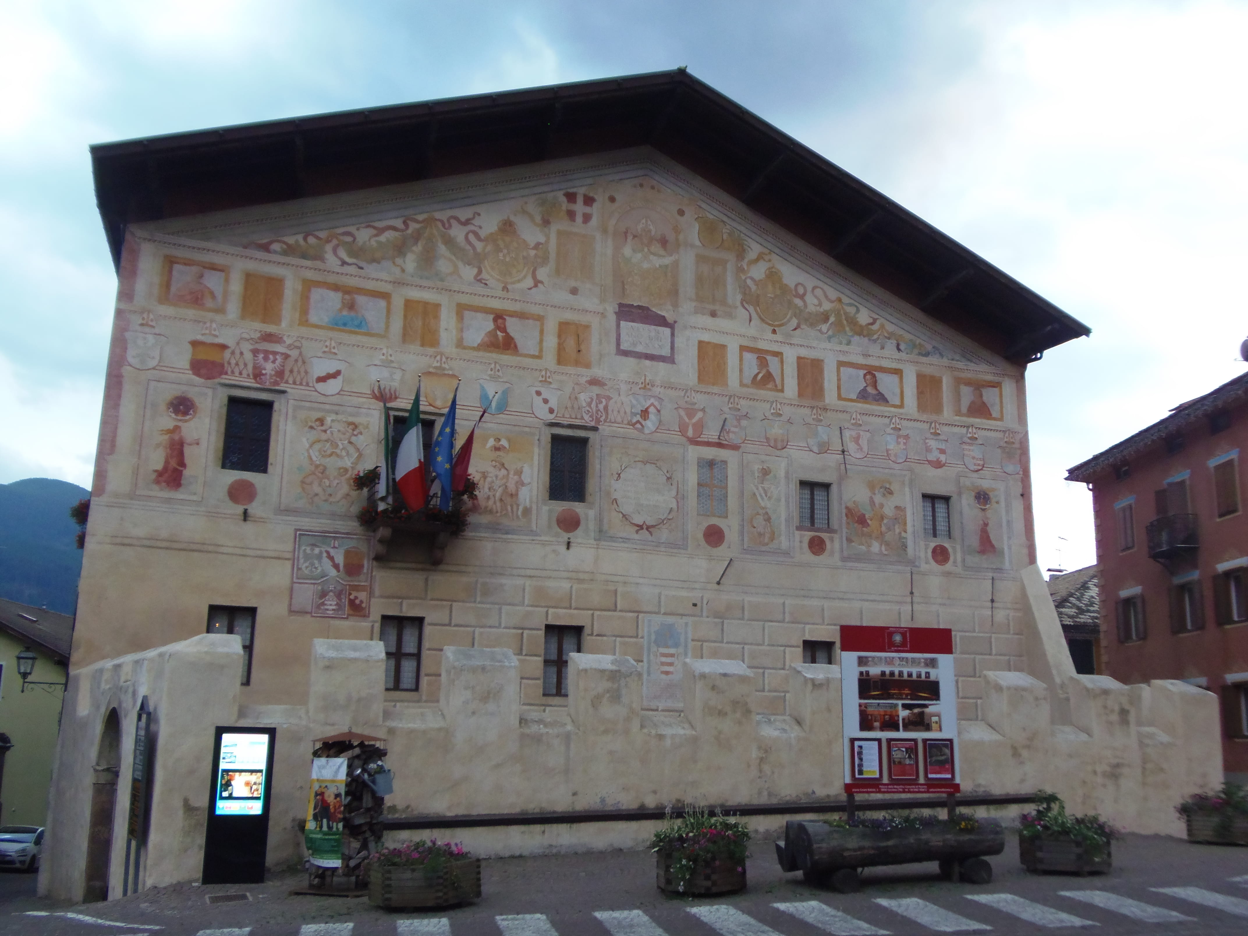 tarmac, no people, building exterior, outdoors, architecture, italy, built structure, storico, human representation, art and craft, road, window, palazzo magnifica comunità di fiemme, HD Wallpaper