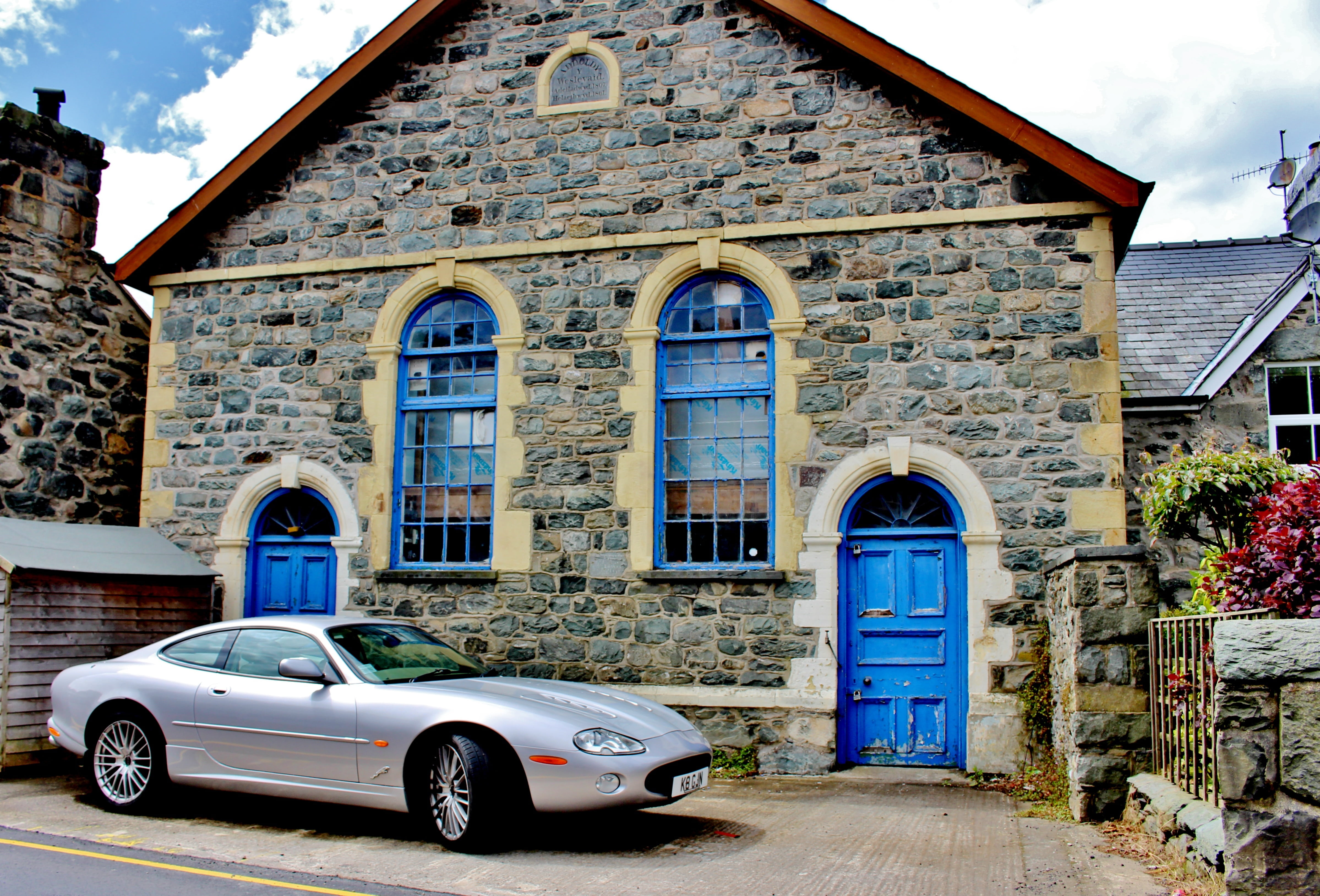 building exterior, arch, rotate, land vehicle, residential district, house, racing, round, transport, black, tread, automotive, automobile, vintage car, HD Wallpaper