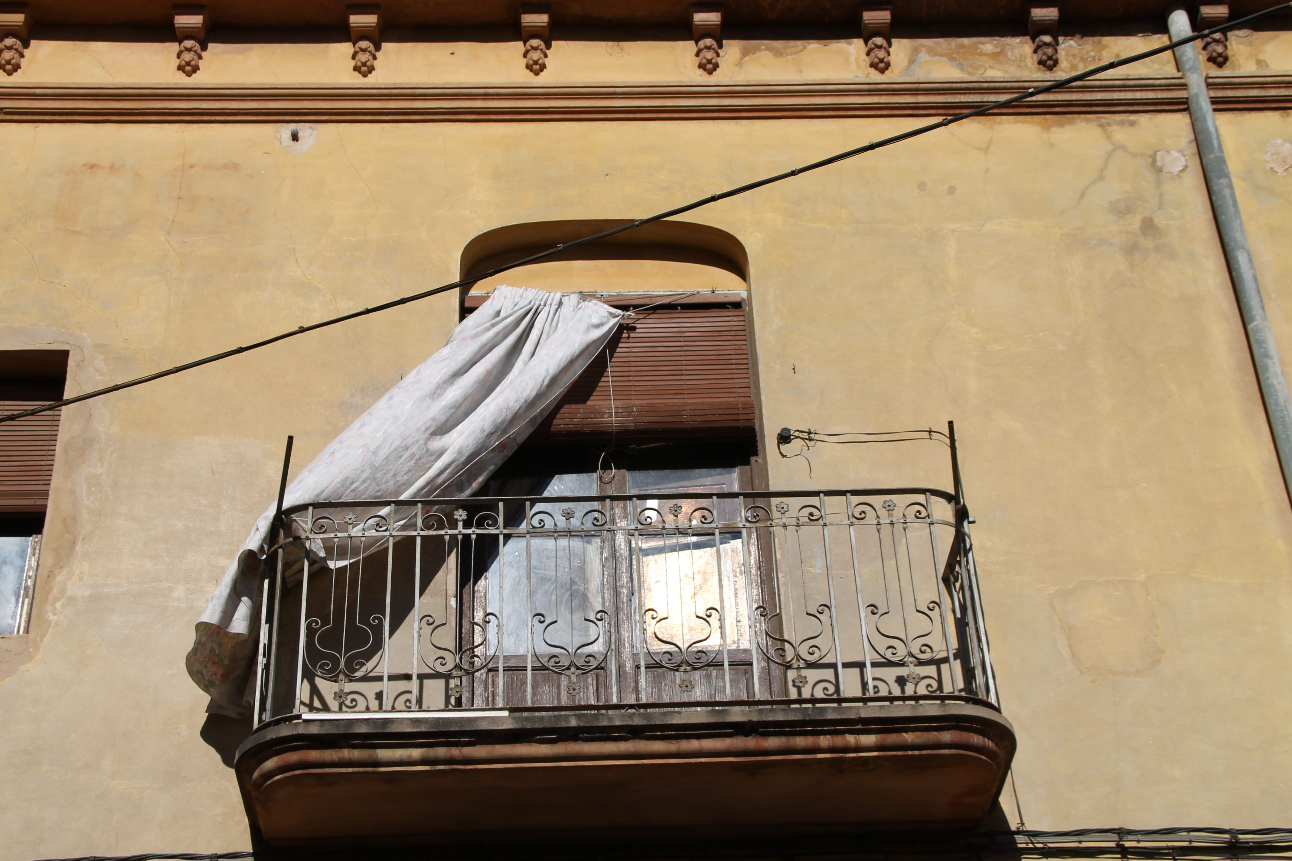 day, building, railing, drying, outdoors, wood - material, balcony, cortina, residential district, 4K, no people, sunlight, close-up, wall - building feature, HD Wallpaper