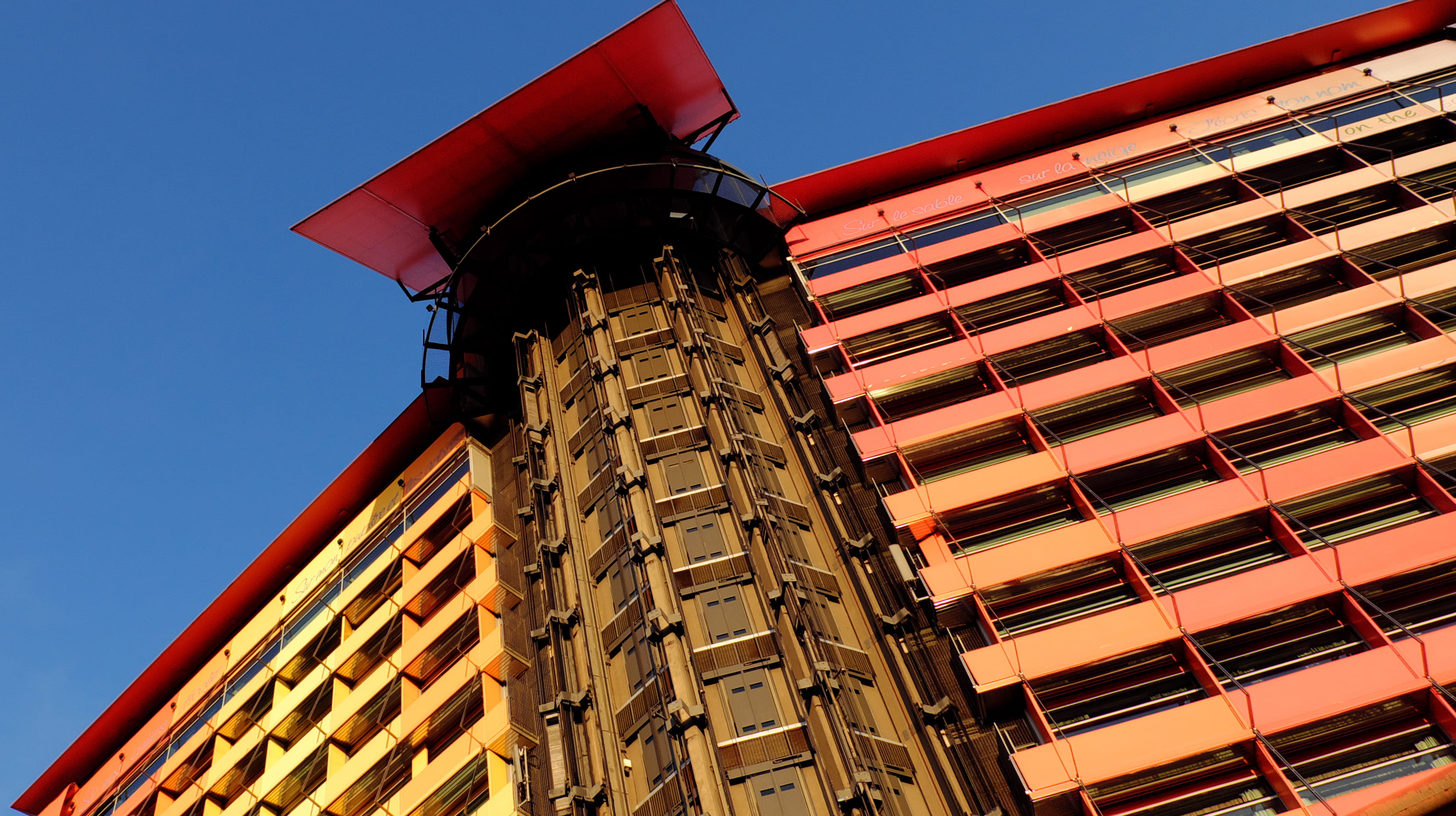 sky, day, architecture, office, madrid, tower, skyscraper, red, building, zaha hadid, modern, blue, 2K, fuji x-30, built structure, clear sky, apartment, HD Wallpaper