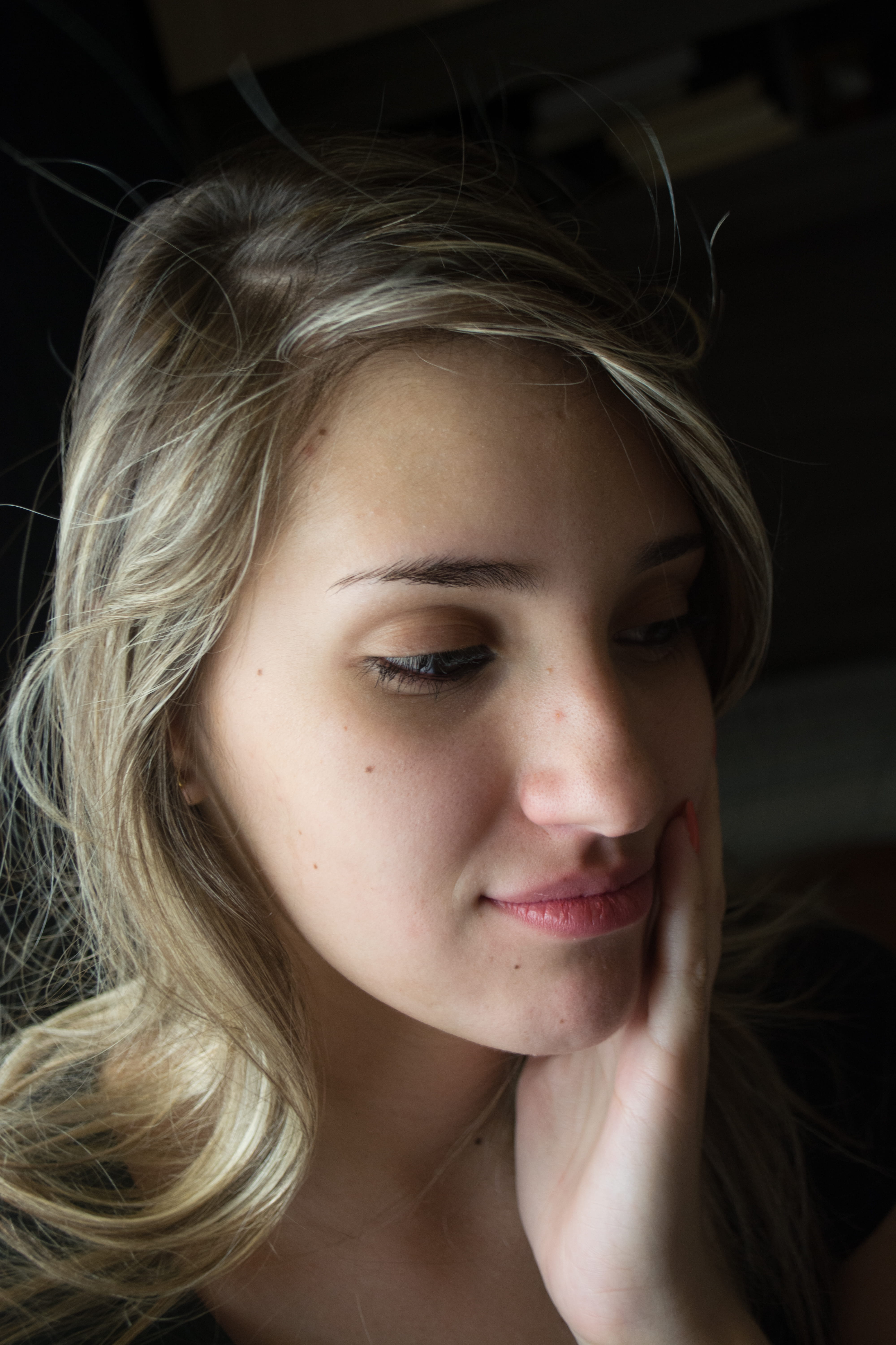 hair, beautiful woman, nikon, women, color, headshot, real people, girl, brazil, close-up, indoor, indoors, d5200, brasil, rio grande do sul, black background, Phone HD Wallpaper