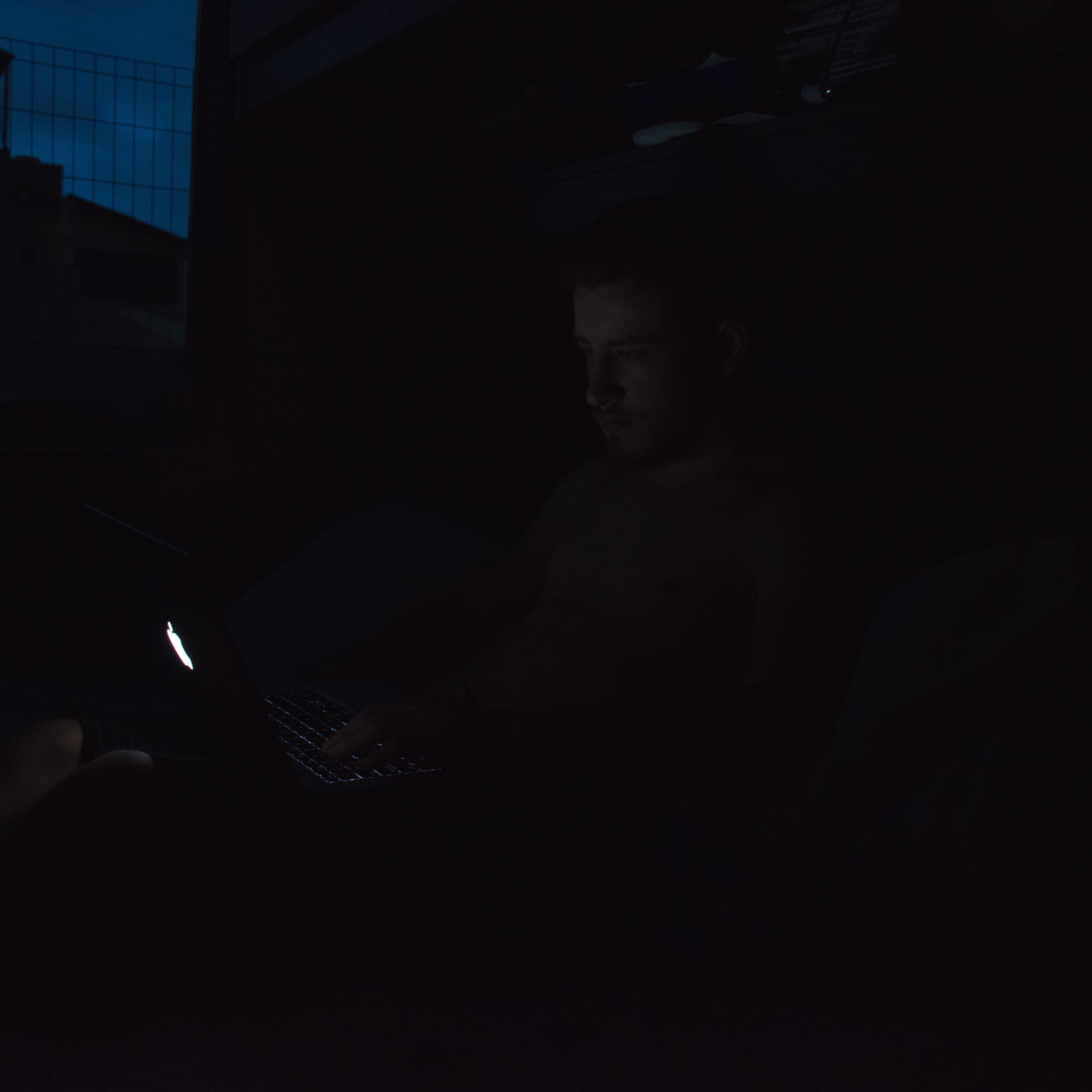 profile view, dark, room, young adult, d7200, canoas, 4K, shadow, macbook pro, sitting, brasil, real people, indoor, communication, adult, macbook, rs, Phone HD Wallpaper