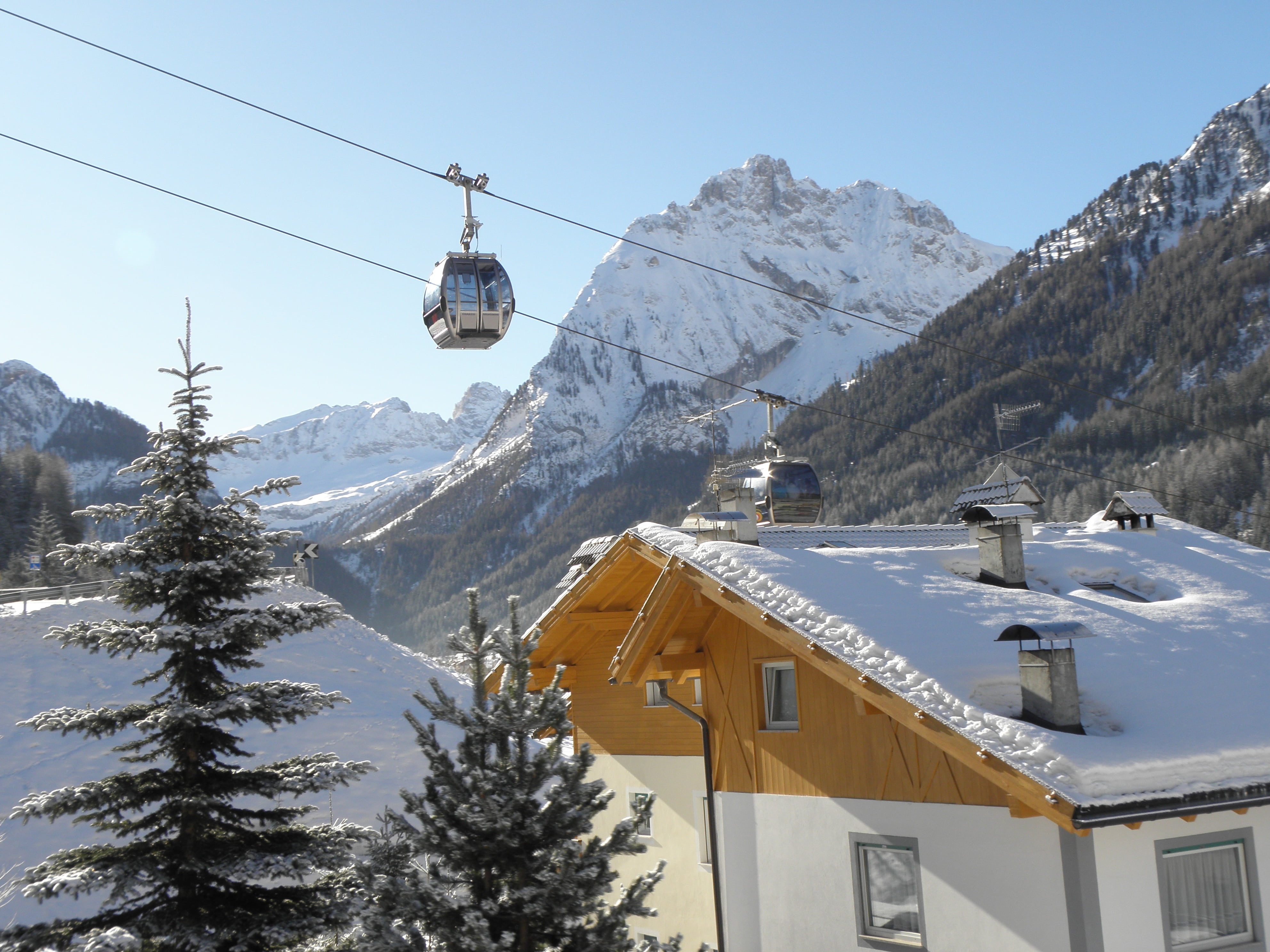 ski resort, 4K, sky, no people, electricity, scenics - nature, snow, outdoors, overhead cable car, snowcapped mountain, built structure, cable, architecture, HD Wallpaper