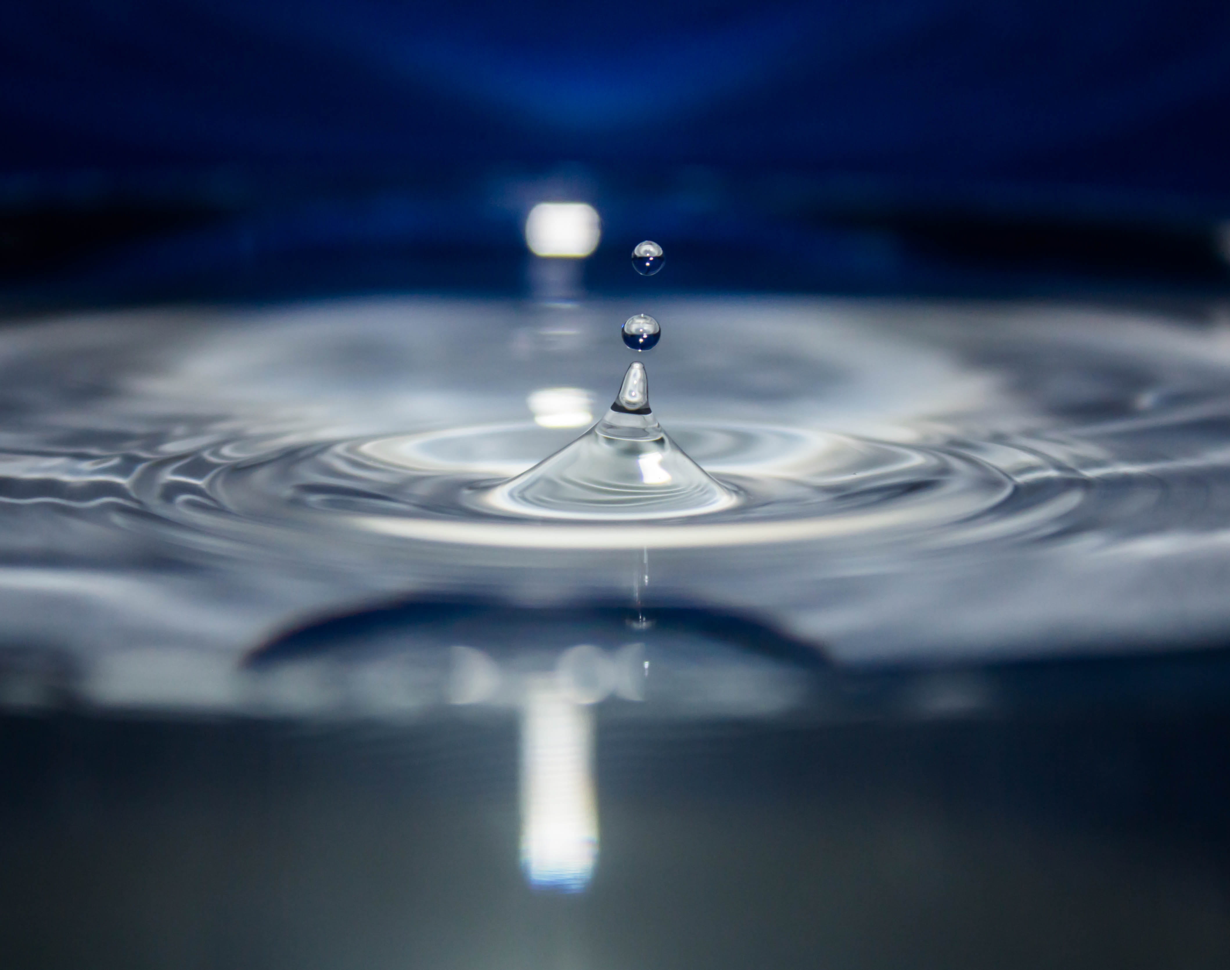 macro, motion, concentric, acqua, canon, purity, selective focus, natura, splashing, lake, falling, rippled, reflection, minimal, water surface, nature, HD Wallpaper