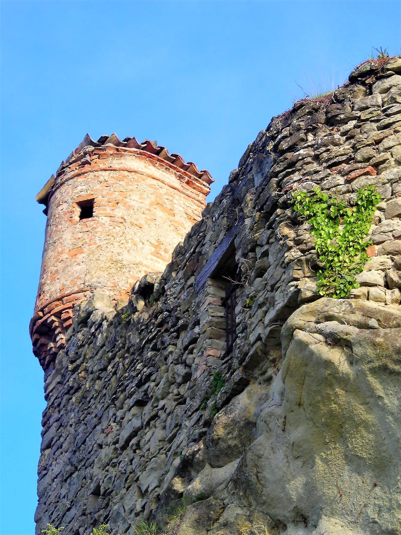 sky, old, blue, day, rock - object, rock formation, ruined, clear sky, sunlight, built structure, castle, building exterior, medieval castle, the past, Phone HD Wallpaper