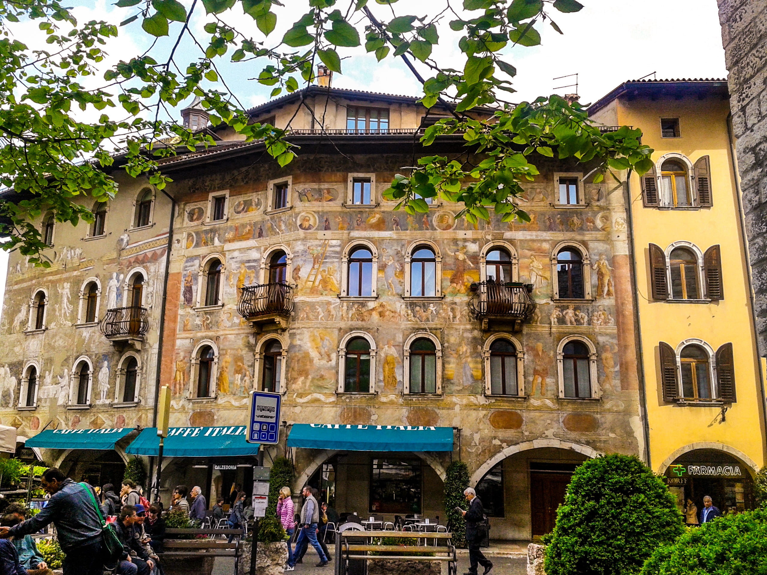 trento, lifestyles, nature, mediterranean, arch, building, plant, women, men, group of people, tree, day, crowd, built structure, adult, building exterior, HD Wallpaper