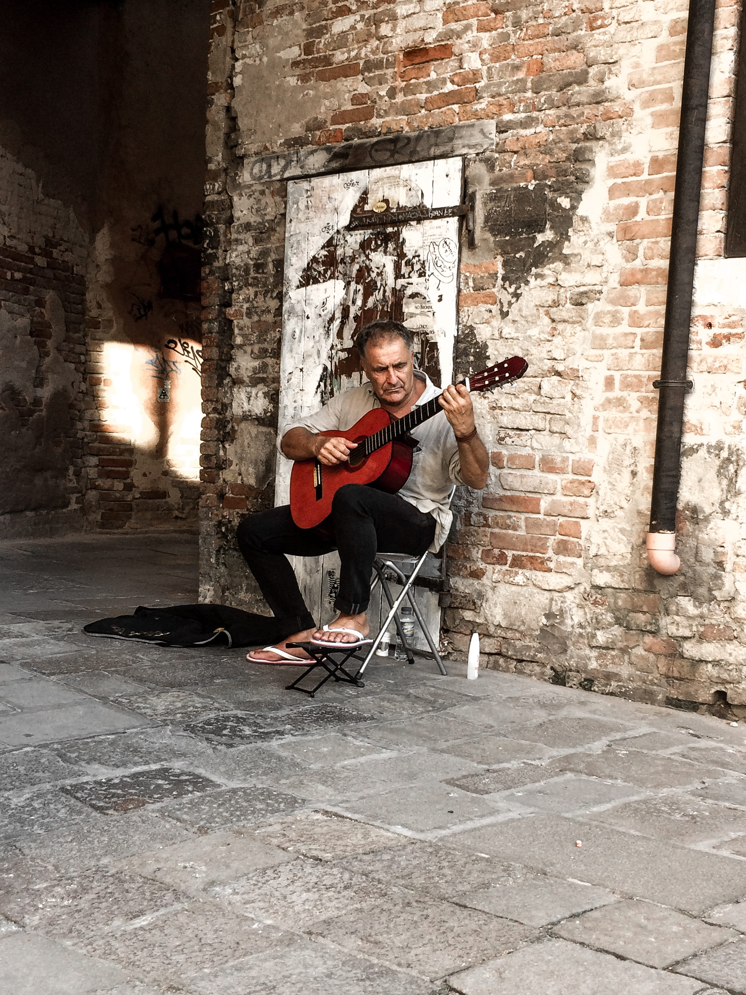 full length, brick, wall, music, leisure activity, venezia, young adult, sitting, real people, lifestyles, built structure, casual clothing, one person, Phone HD Wallpaper