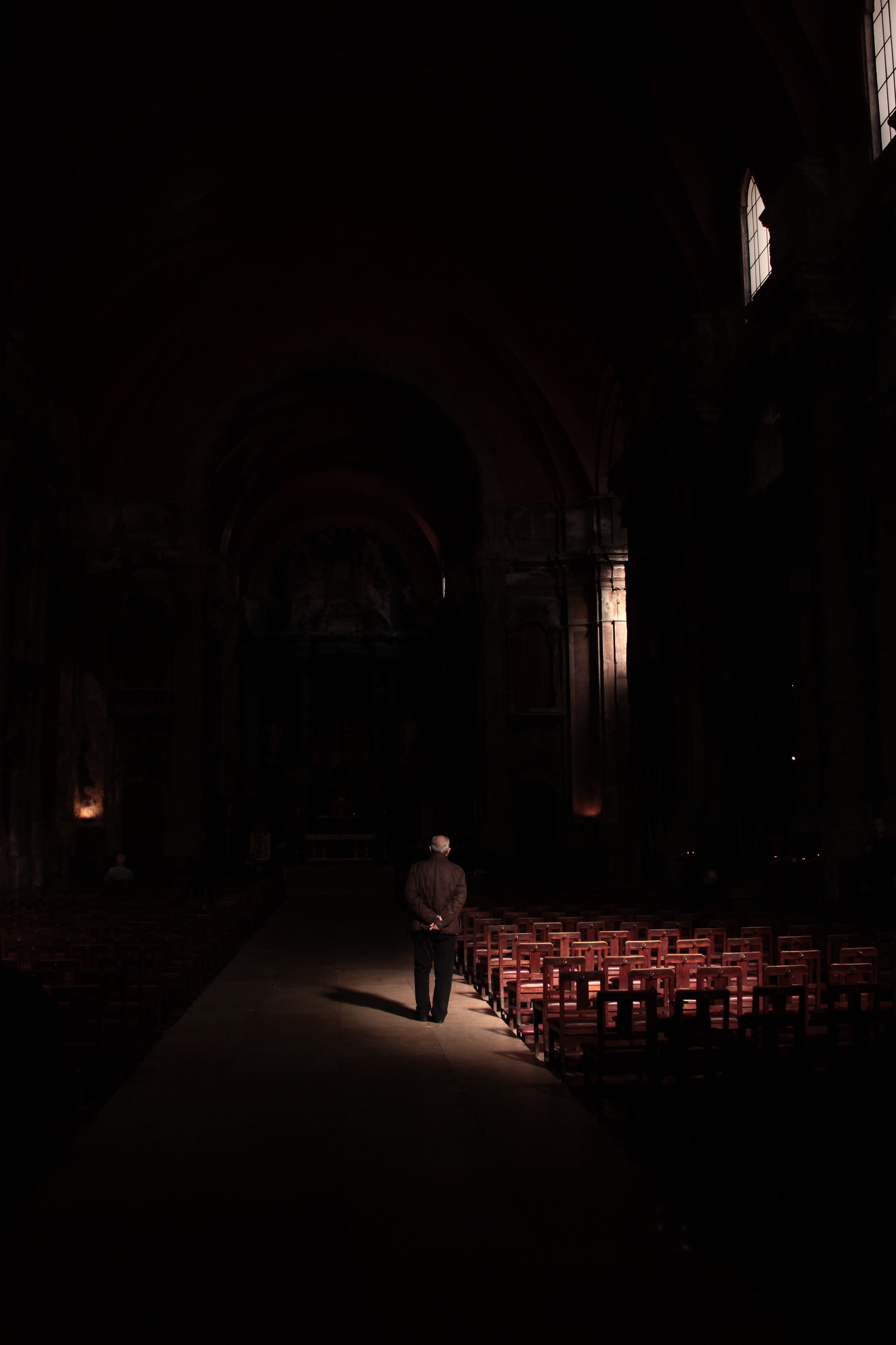portugal, architecture, mature adult, uomo, nature, human, interior design, sitting, seat, arch, full length, indoors, 4K, dark, chiesa, dio, night, adult, Phone HD Wallpaper