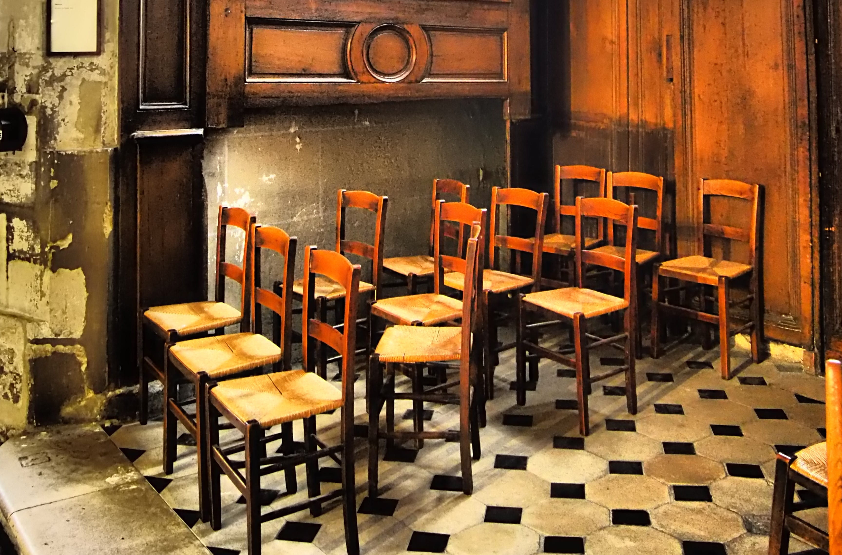 large group of objects, wood - material, france, wall - building feature, 2K, furniture, built structure, arrangement, sedie, chiesa, building, paris, HD Wallpaper