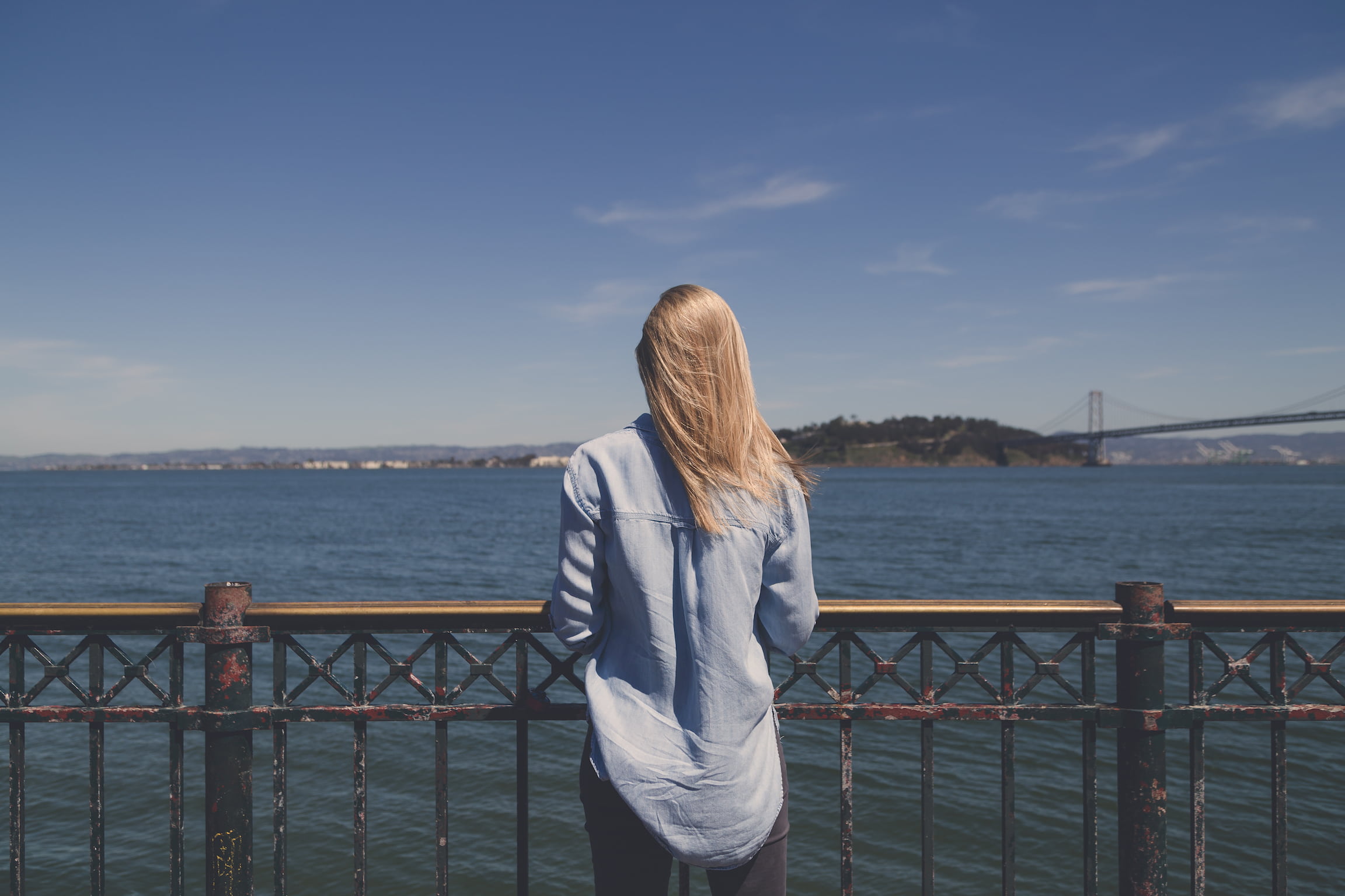 daytime, rail, beauty in nature, leisure activity, architecture, 1080P, blond hair, bridge, nature, hairstyle, people, railing, sea, sky, denim, water, HD Wallpaper