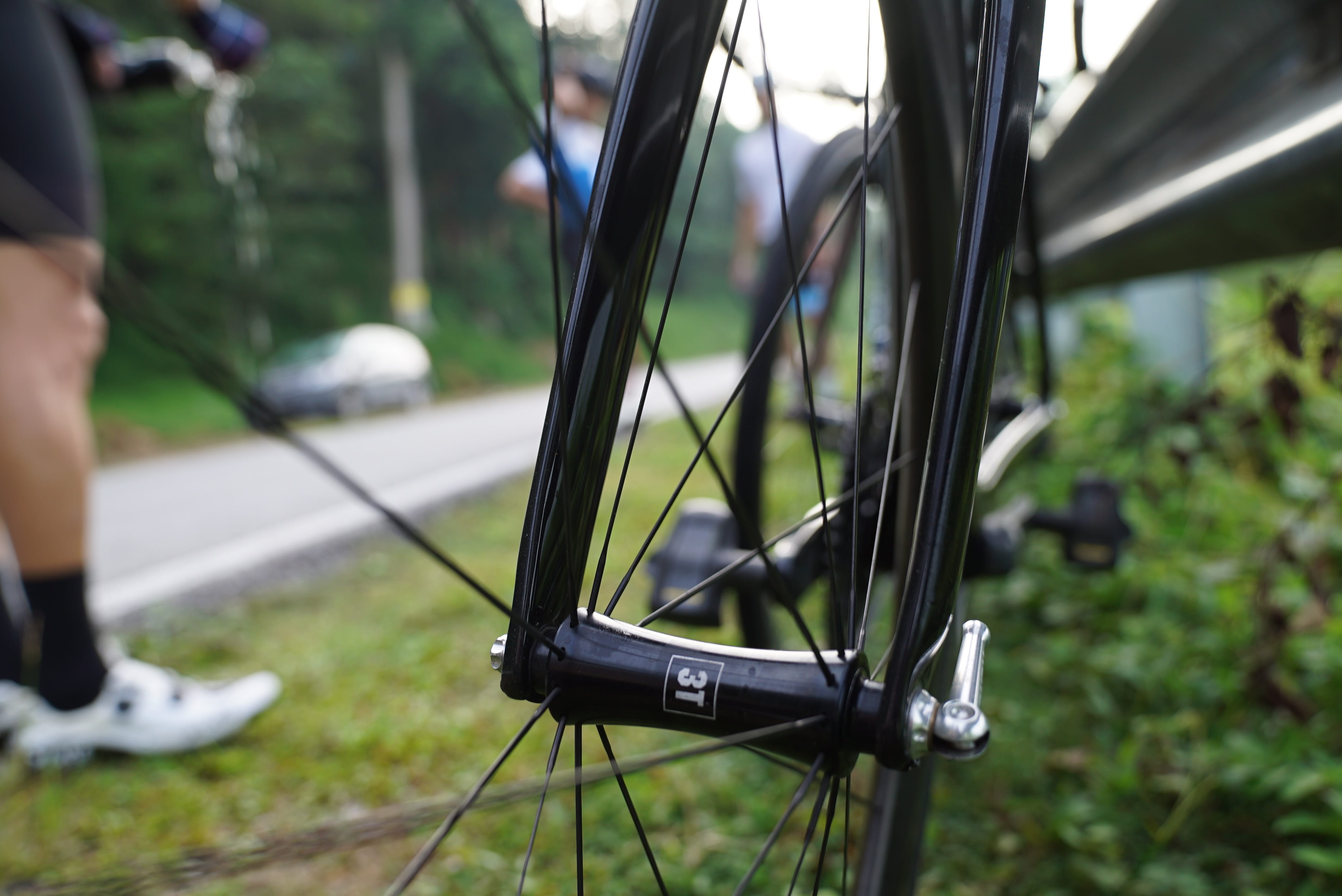 travel, nature, outdoors, close-up, real people, low section, bicycle, lifestyles, people, focus on foreground, stationary, tire, 4K, car, spoke, break, HD Wallpaper