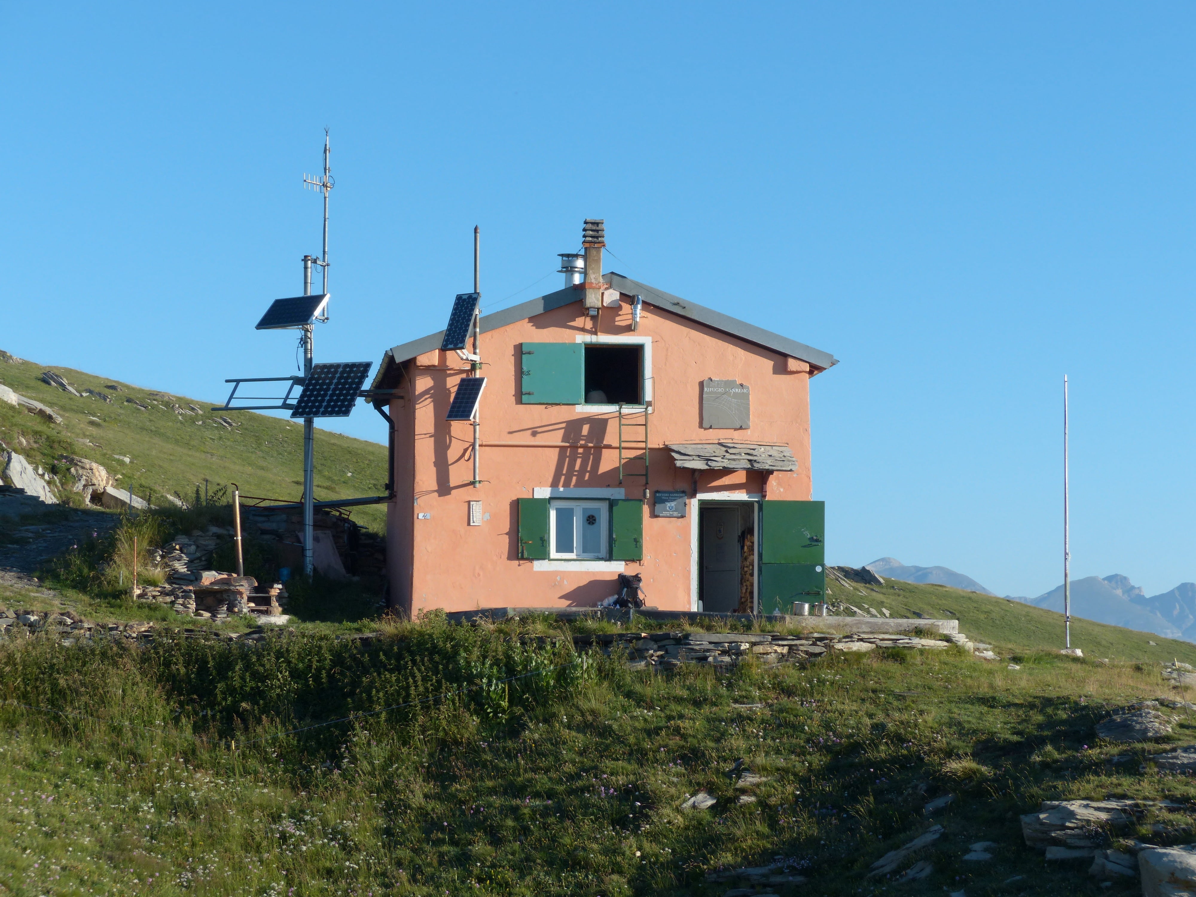 gta, antenna - aerial, sky, tower, trail, 4K, hiking, bergtour, accommodation, building exterior, rest house, eat, day, mountain, outdoors, building, communication, HD Wallpaper