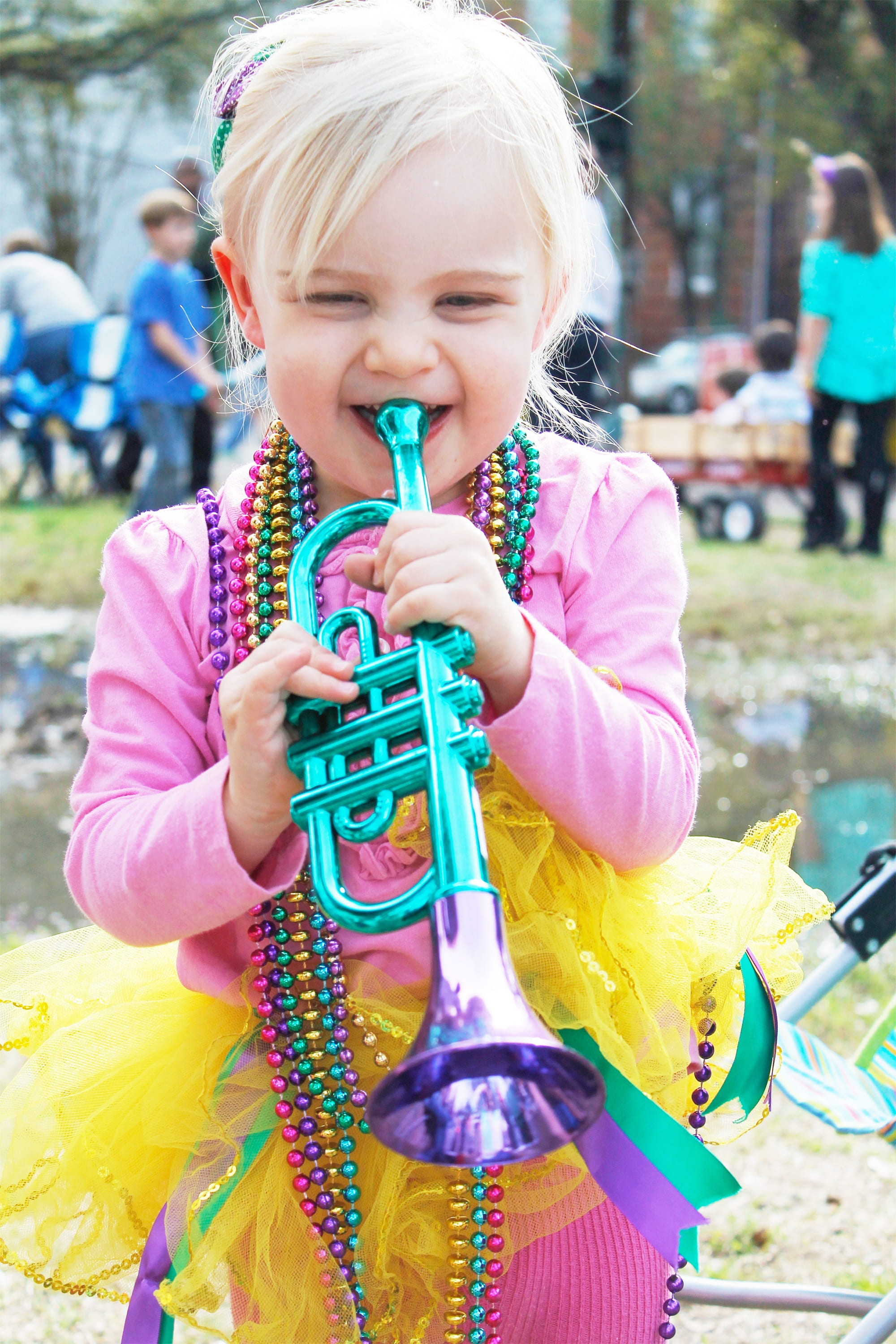 trumpet, parade, focus on foreground, casual clothing, incidental people, child, cute, women, front view, innocence, one person, carnival, 2K, pink color, Phone HD Wallpaper