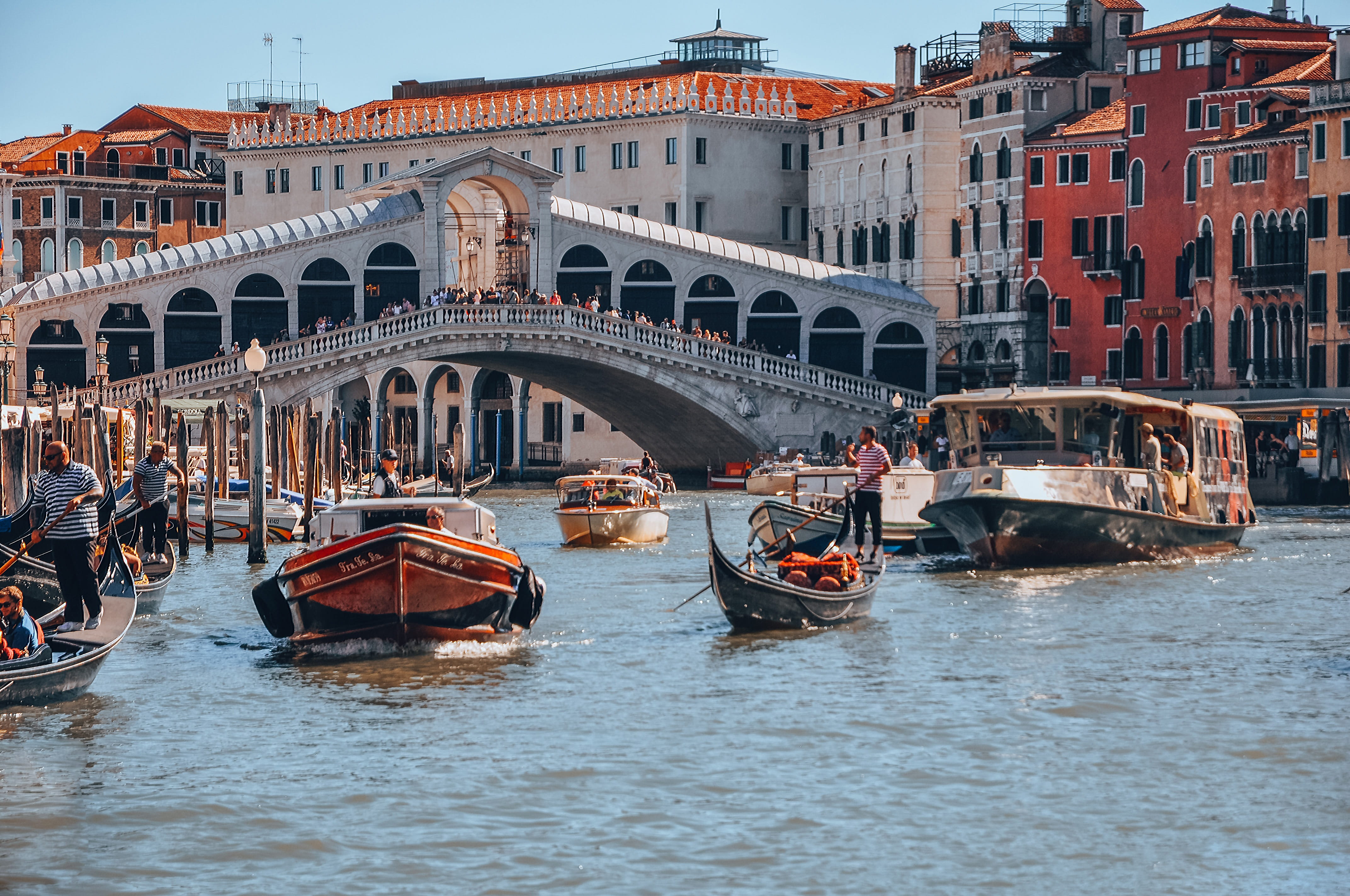 city, water, incidental people, the rialto bridge, nautical vessel, outdoors, arch, gondola, architecture, gondola - traditional boat, large group of people, HD Wallpaper