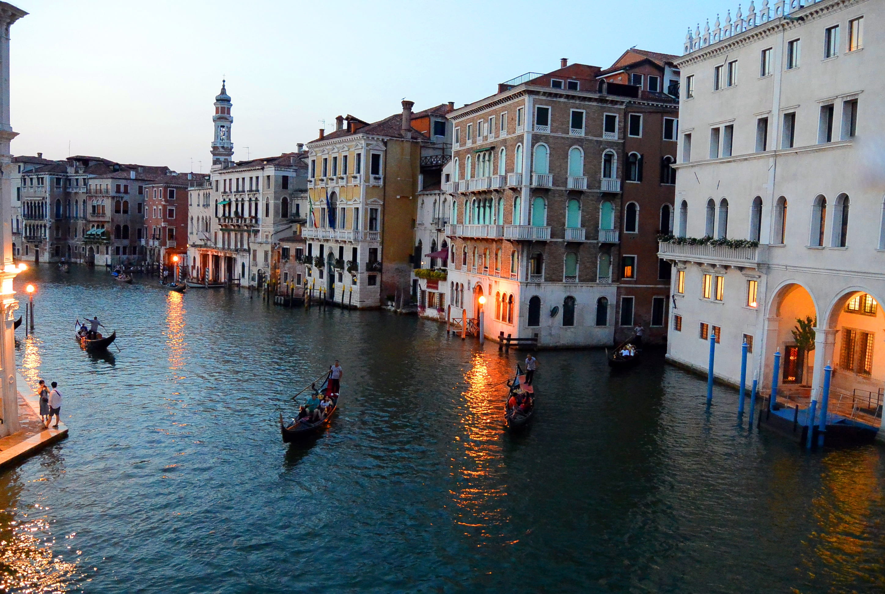 italy, rialto bridge, travel, holidays, travel destinations, buildings, incidental people, passenger craft, datytime, people, nautical vessel, holiday, HD Wallpaper
