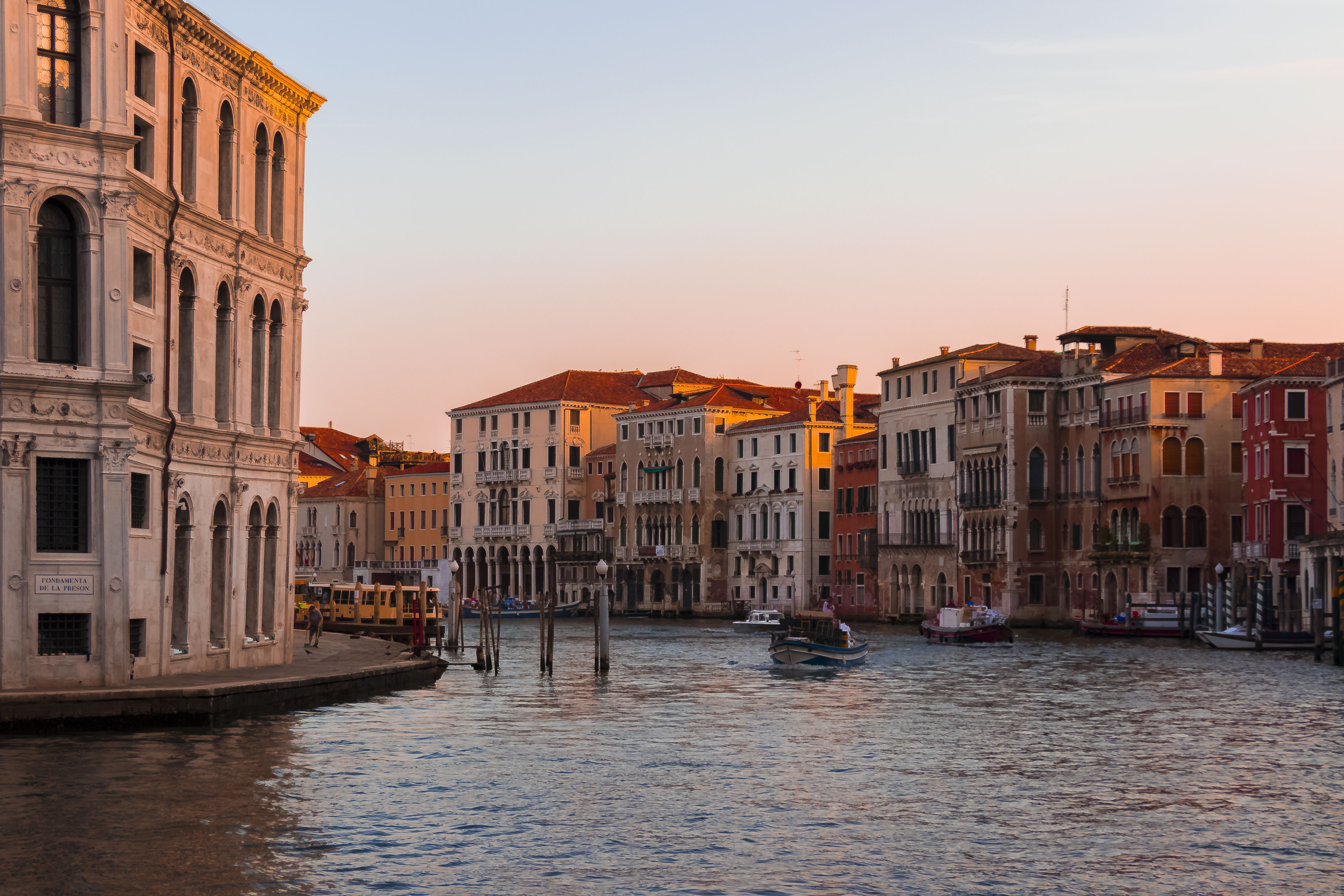 balcony, no people, gondola - traditional boat, venice, built structure, transportation, channel, grand, city, water, building exterior, detail of, nautical vessel, HD Wallpaper