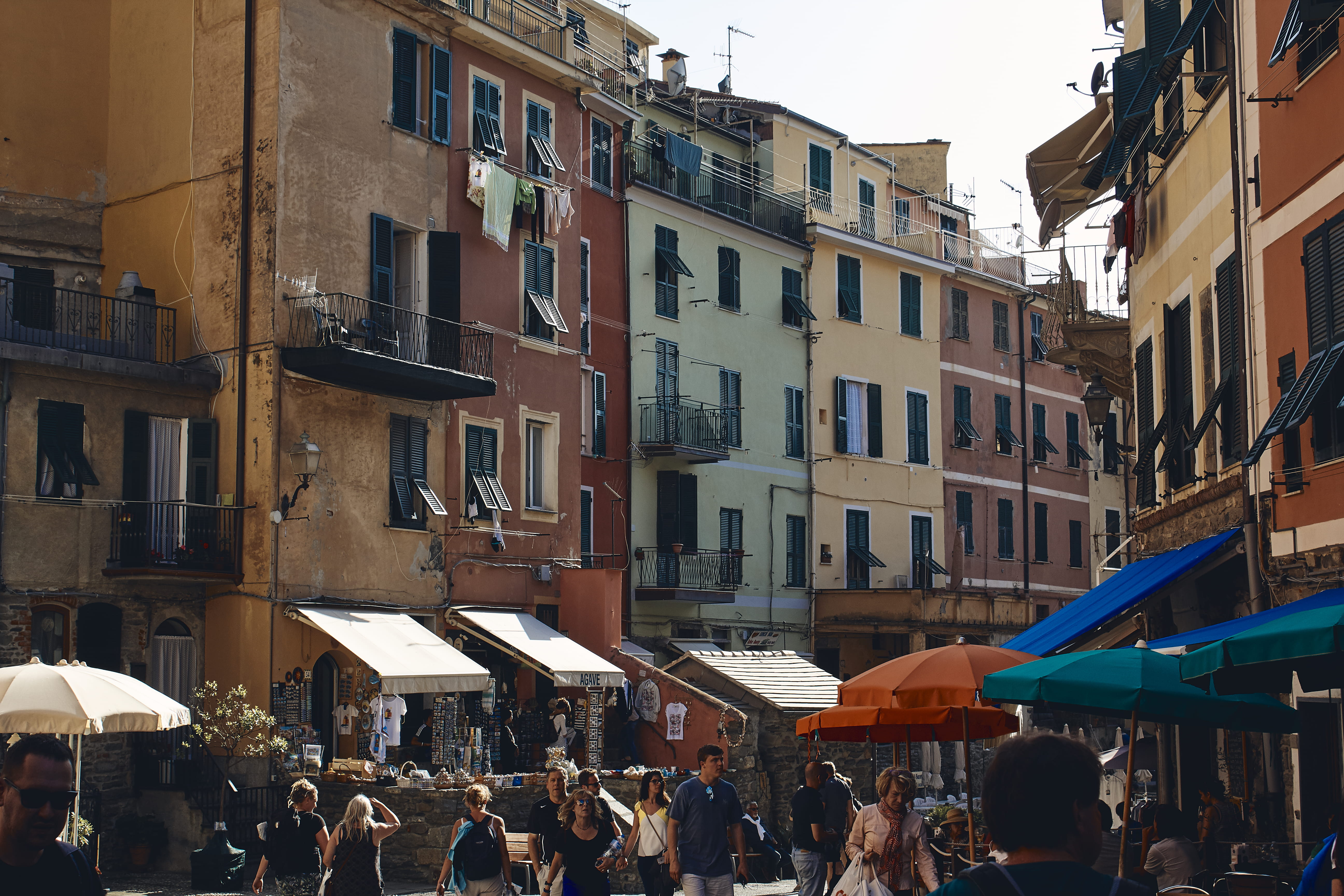 residential district, 5K, street market, built structure, outdoors, crowd, nature, window, italy, lifestyles, women, building, day, city, architecture, HD Wallpaper