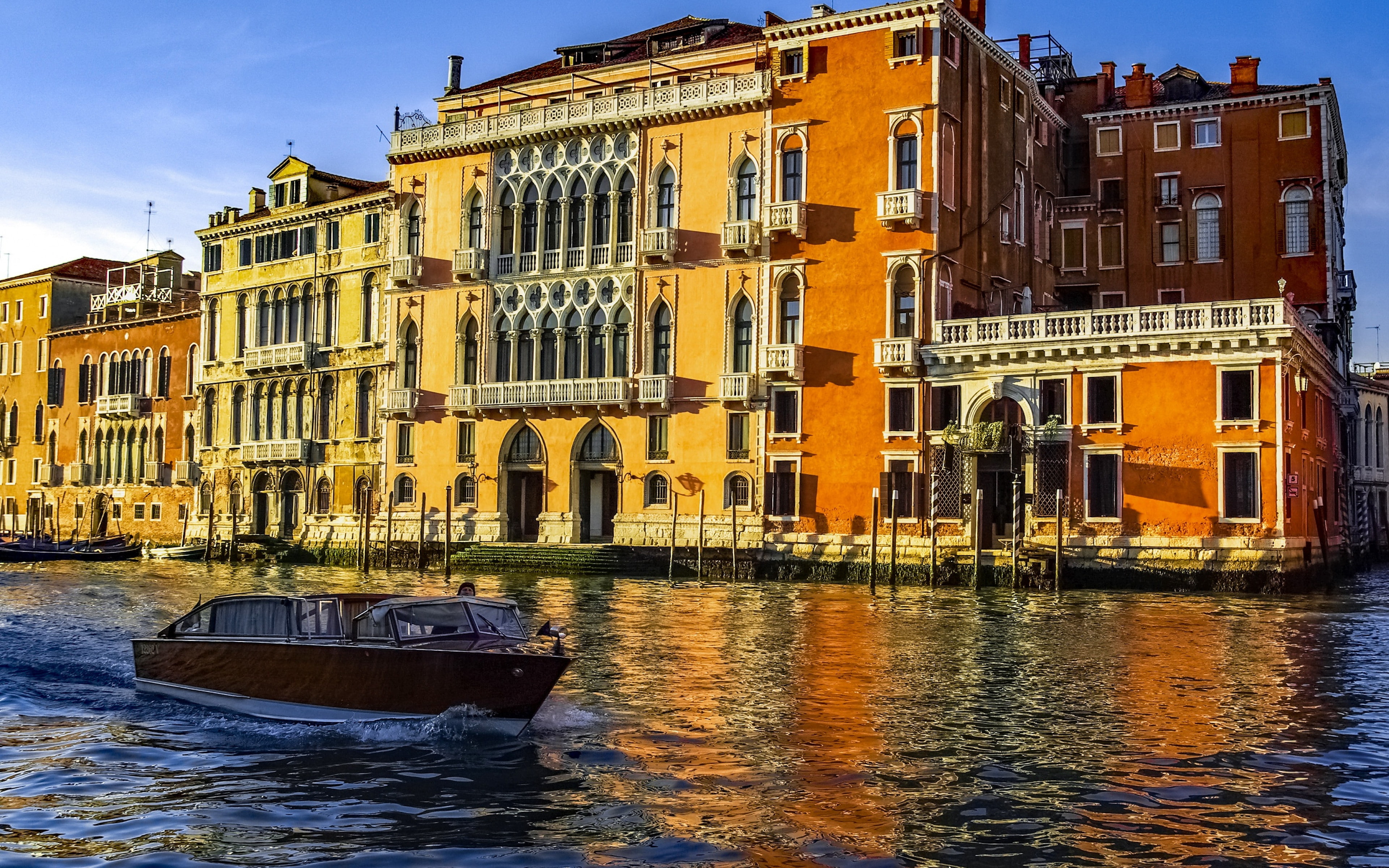 download 3840x2400 venice, 4K, venice, canal backgrounds, boat, italy, HD Wallpaper