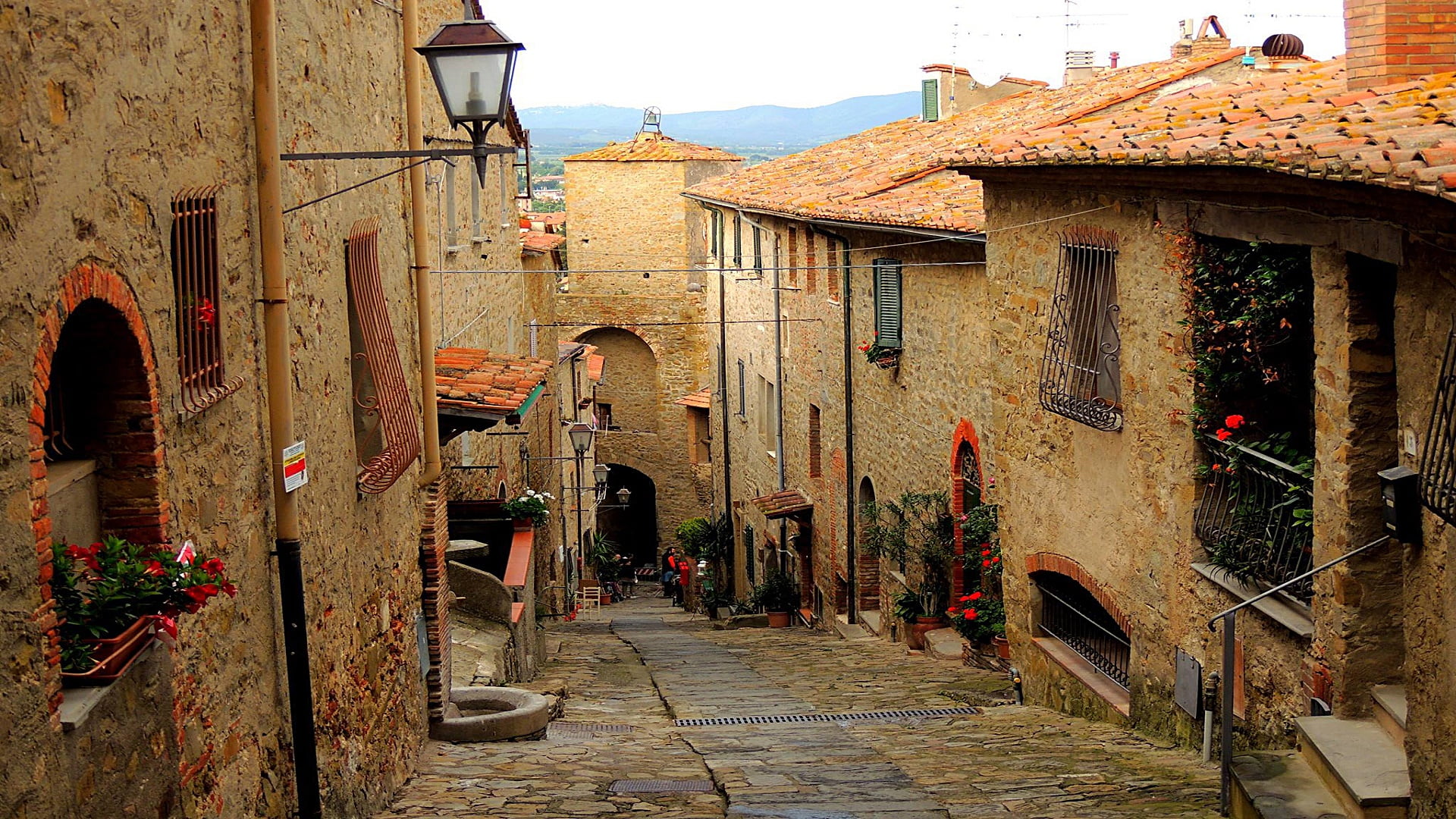 no people, medieval architecture, city, alley, 1080P, italy, the way forward, building exterior, lighting equipment, the past, europe, direction, residential district, HD Wallpaper