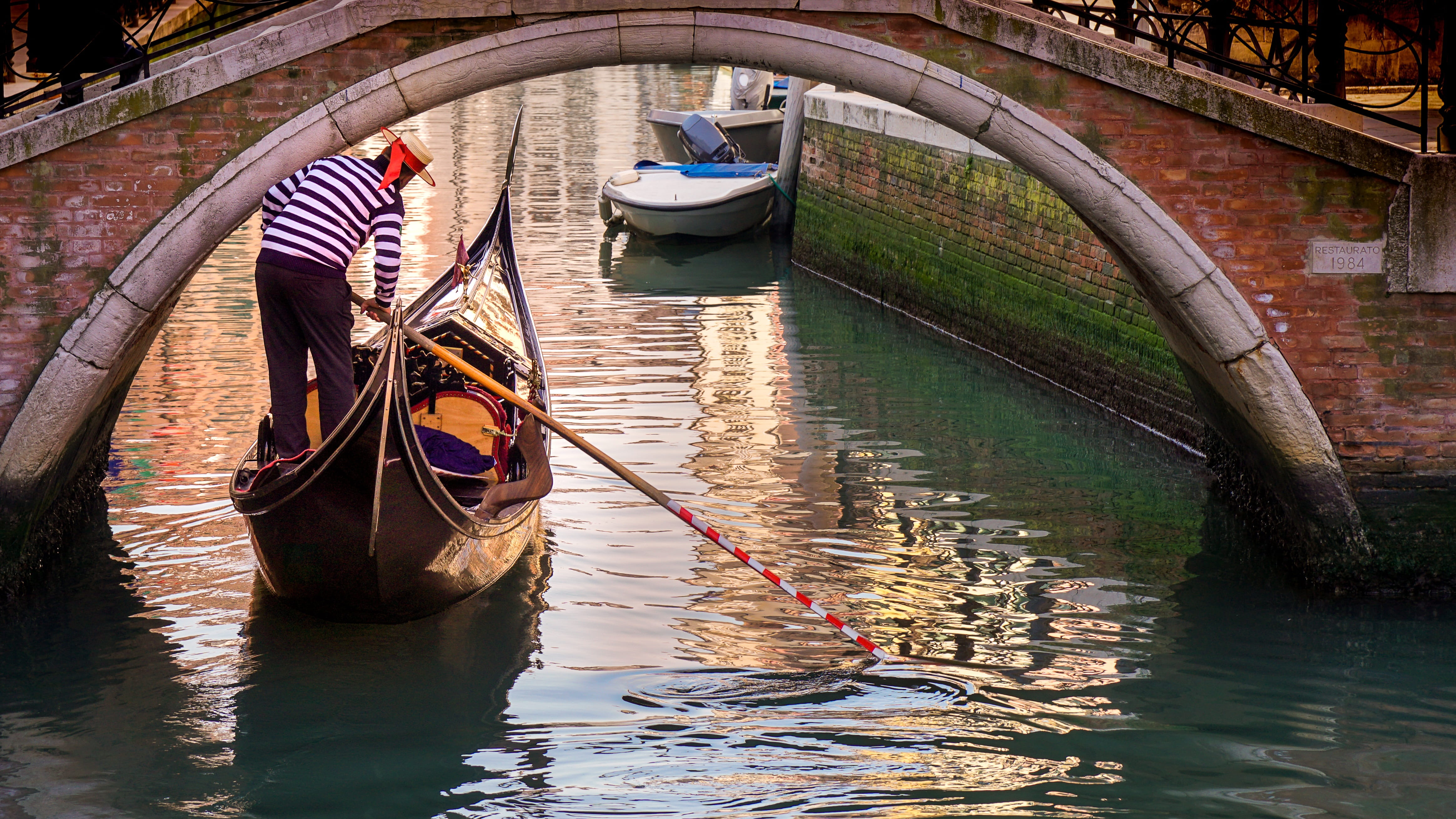 one person, channel, arch bridge, venice, architecture, outdoors, gondolier, transportation, bridge, real people, connection, nautical vessel, mode of transportation, HD Wallpaper