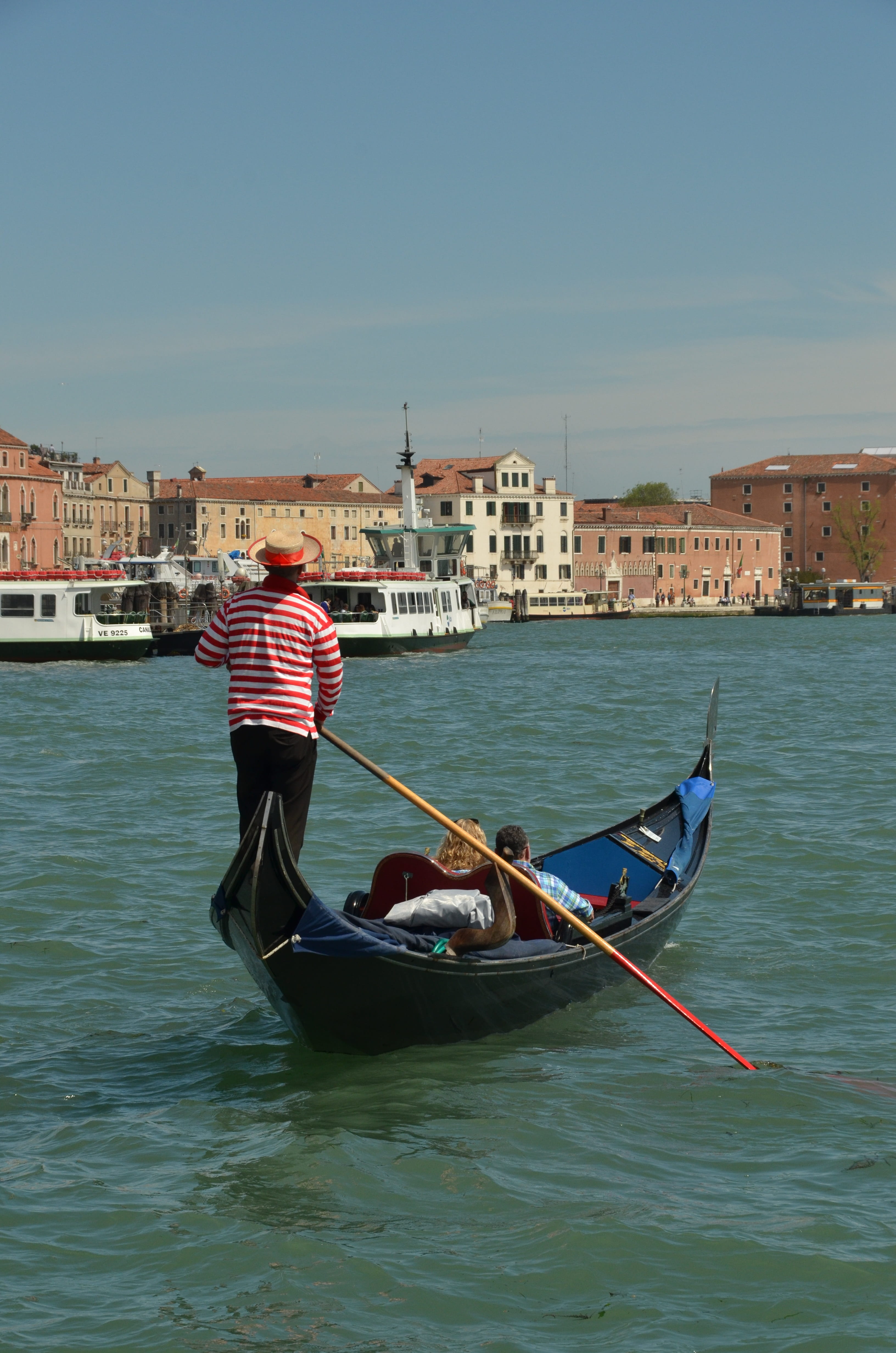waterfront, oar, gondola, holiday, day, building exterior, transportation, gondola - traditional boat, nautical vessel, water, built structure, lagoon, Phone HD Wallpaper