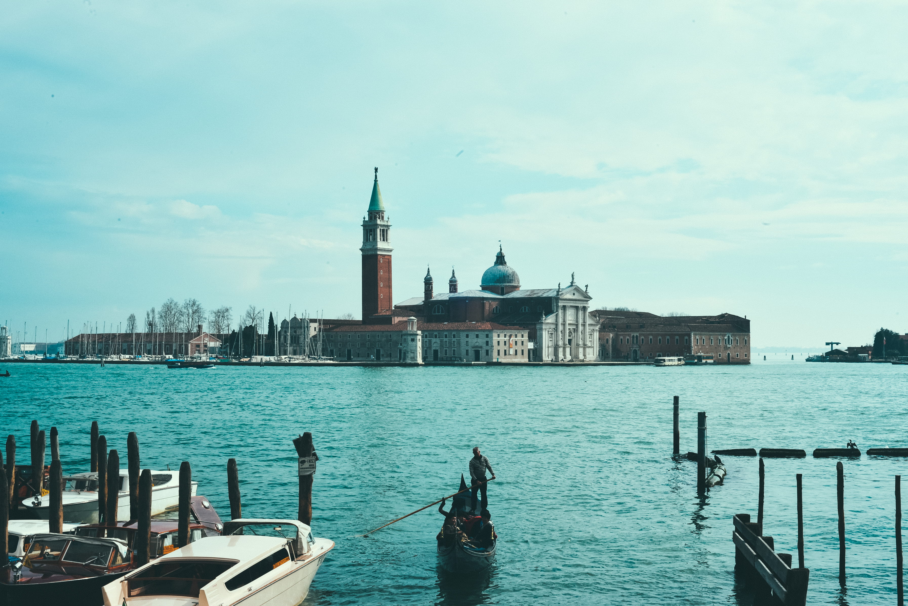 mode of transportation, architecture, gondola, cloud - sky, sky, wooden post, person, italy, nautical vessel, venice, place of worship, religion, distance, HD Wallpaper
