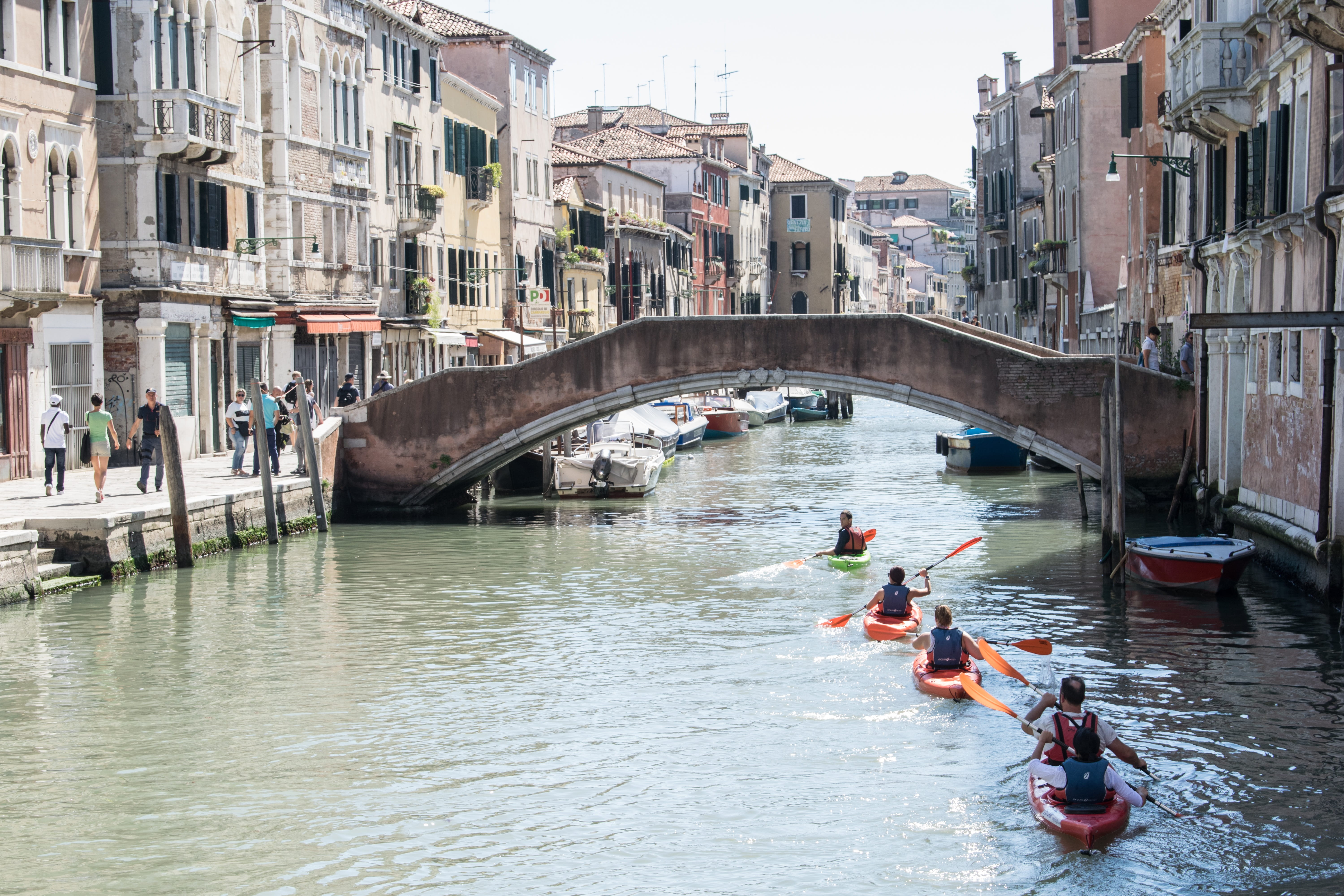 men, adults only, tourist destination, street, arch, real people, leisure, Architecture, gondolier, urban, gondola, places, italian Culture, ride, transportation, HD Wallpaper