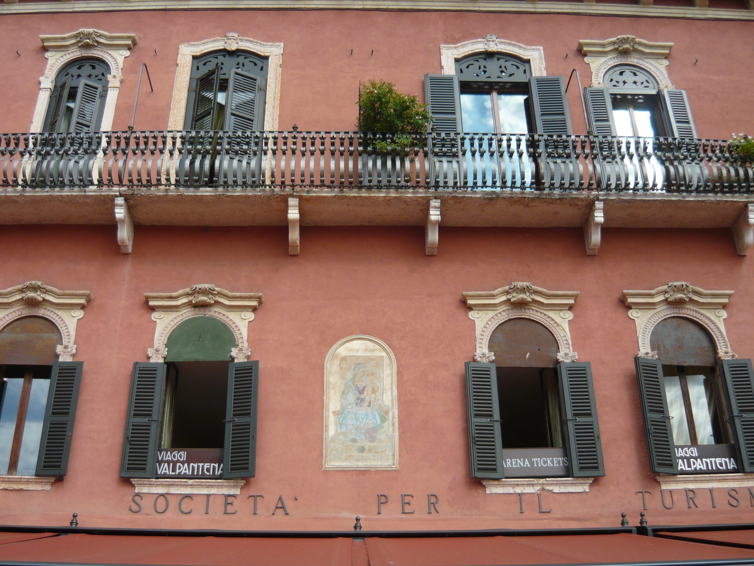 in a row, no people, Verona, outdoors, 2K, railing, side by side, city, built structure, residential district, Window, building, Balcony, the past, Italy, HD Wallpaper