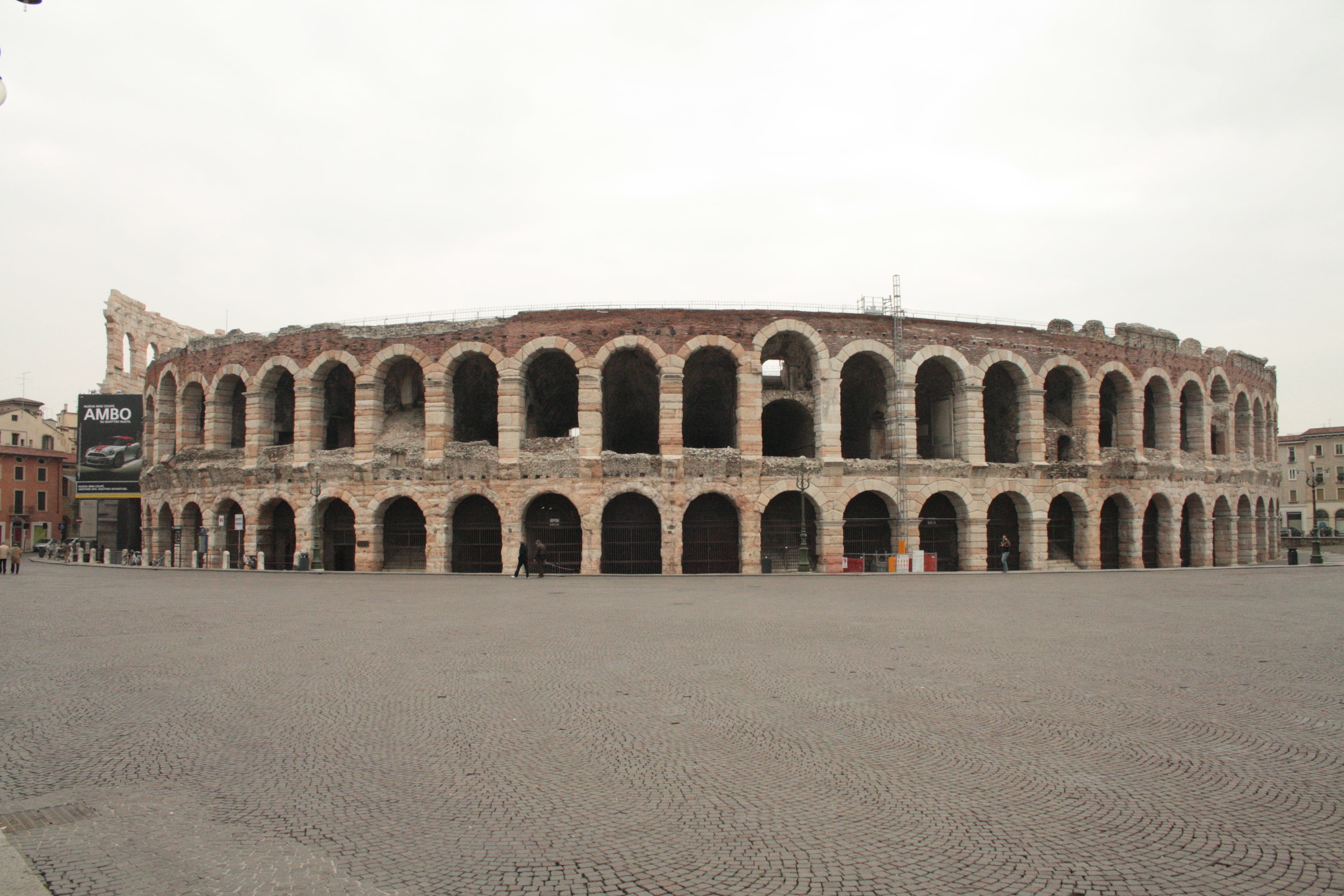 verona, outdoors, monument, side by side, architecture, piazza, travel destinations, the past, architectural column, sky, art, in a row, city, tourism, HD Wallpaper